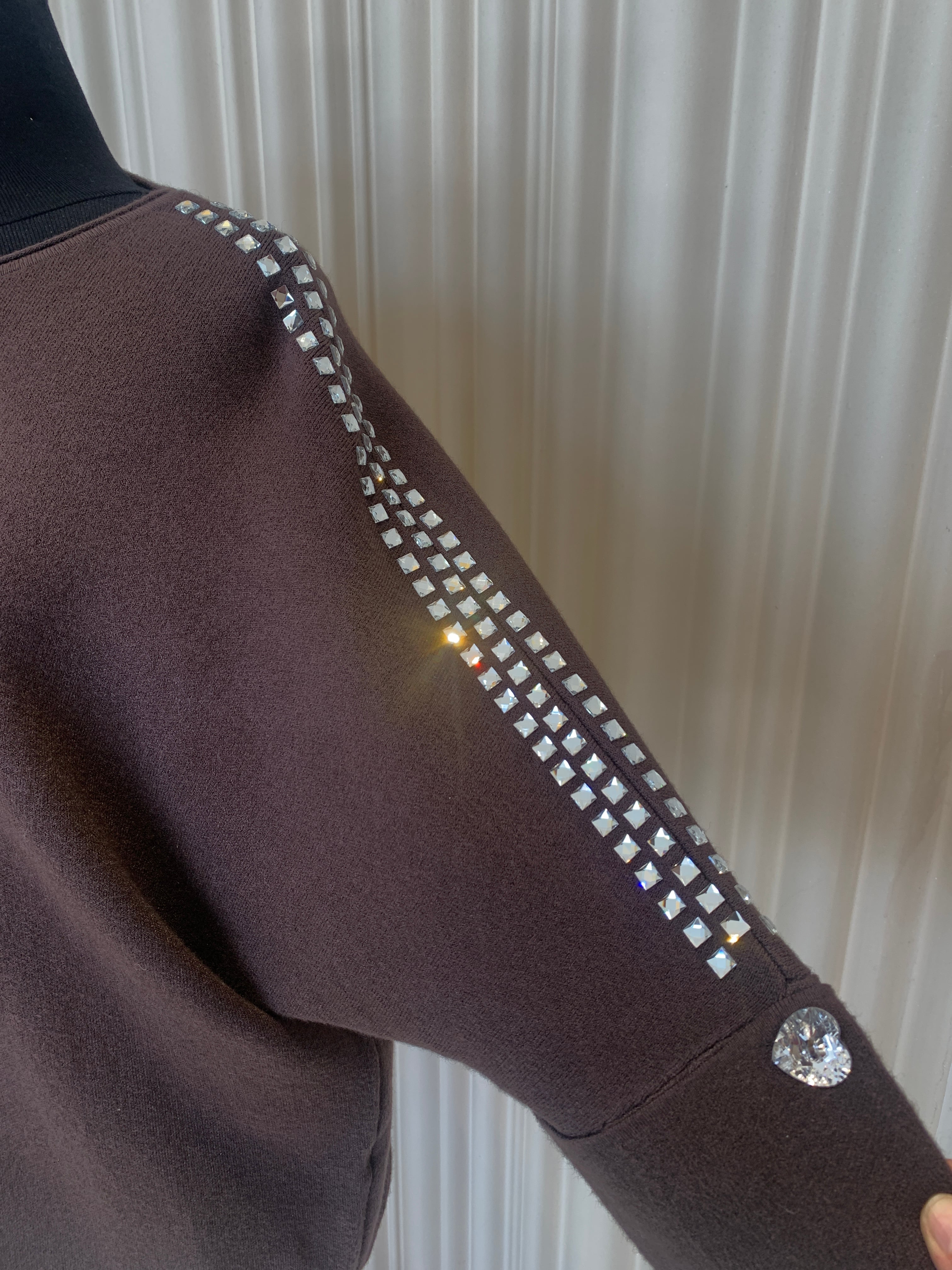 KOLLARI TAŞ İŞLEMELİ KAZAK