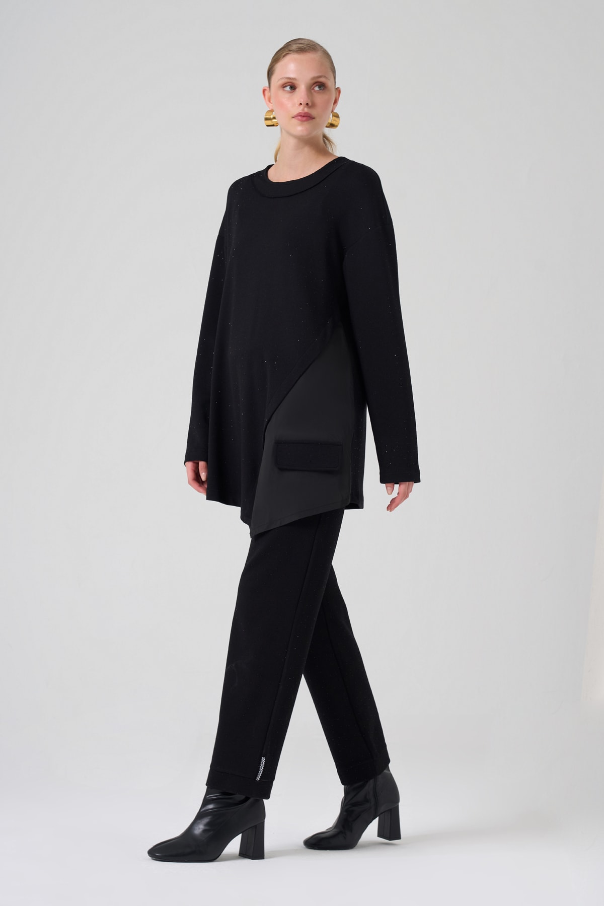 ÖNÜ YIRTMAÇLI CEP DETAY SİYAH BLUZ