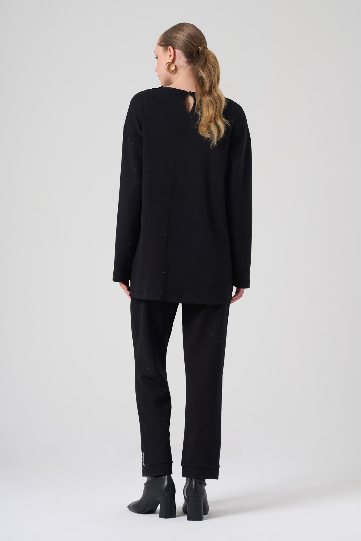 ÖNÜ YIRTMAÇLI CEP DETAY SİYAH BLUZ