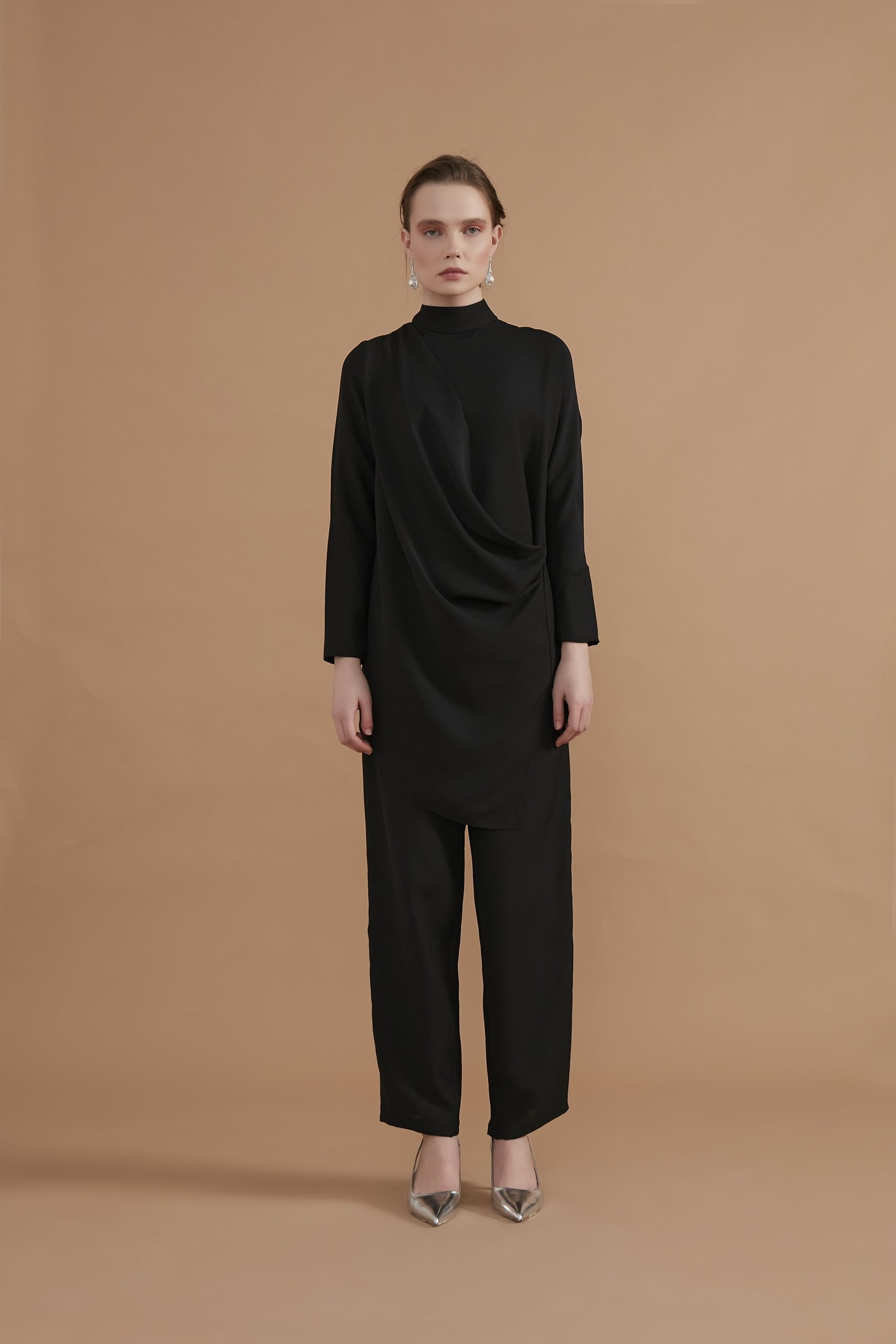 OMUZ DÖKÜMLÜ SİYAH TAKIM