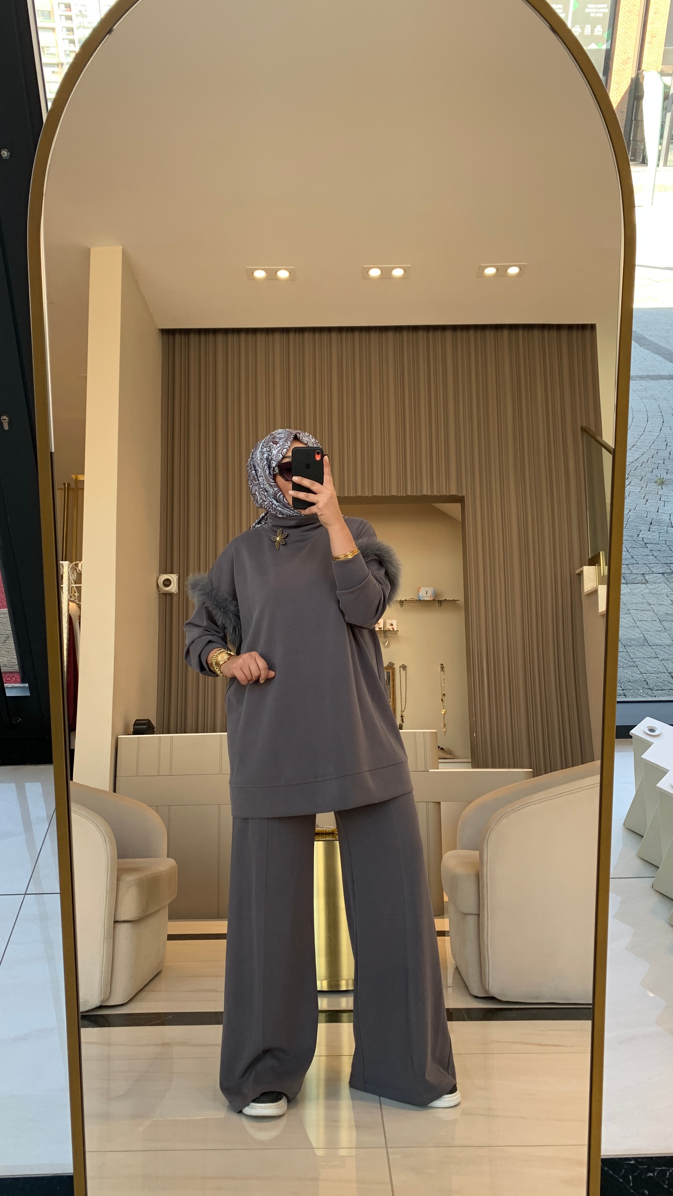 KOLLARI KÜRK DETAYLI TAKIM