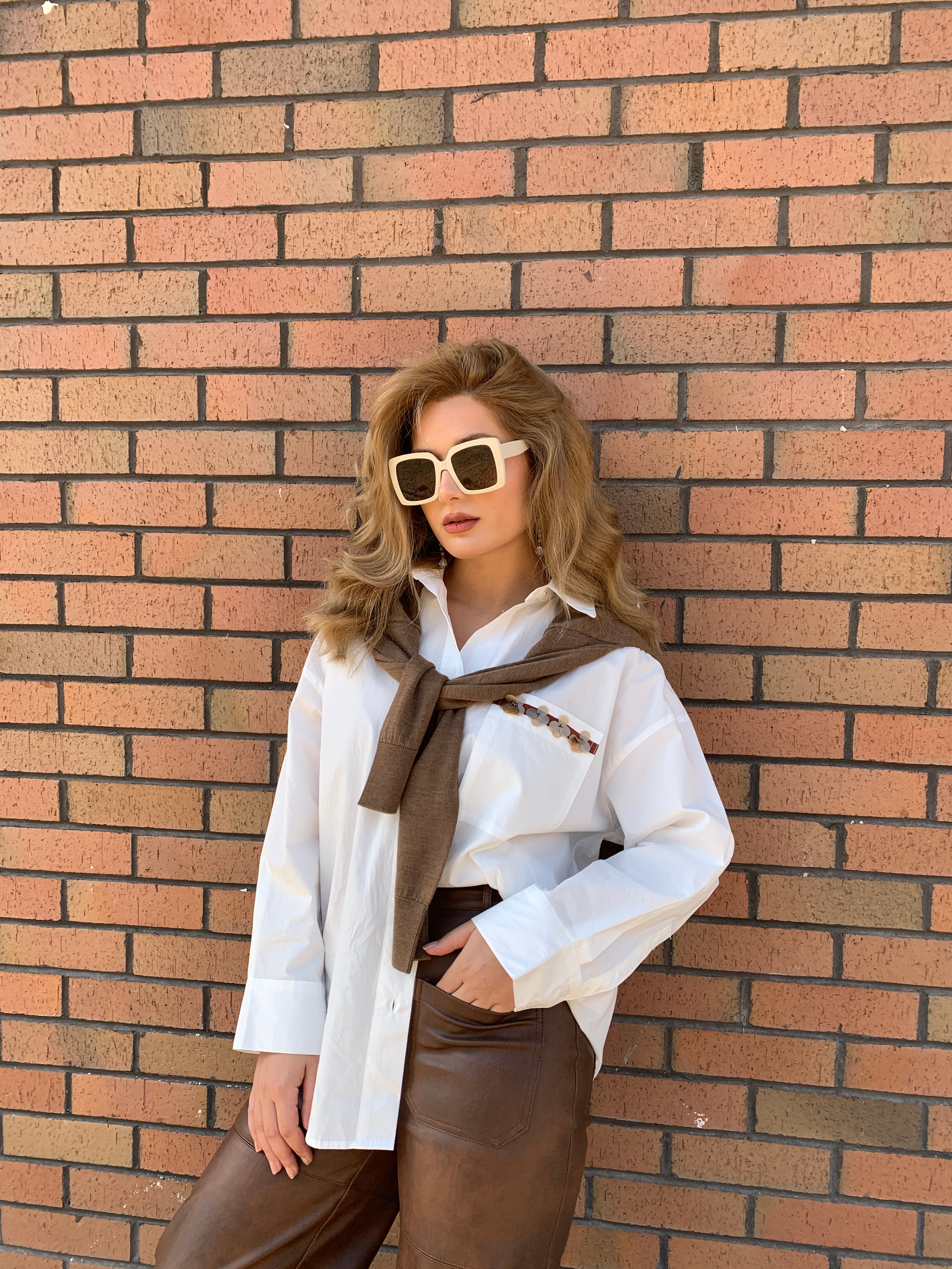 KAHVE PUL DETAYLI GÖMLEK