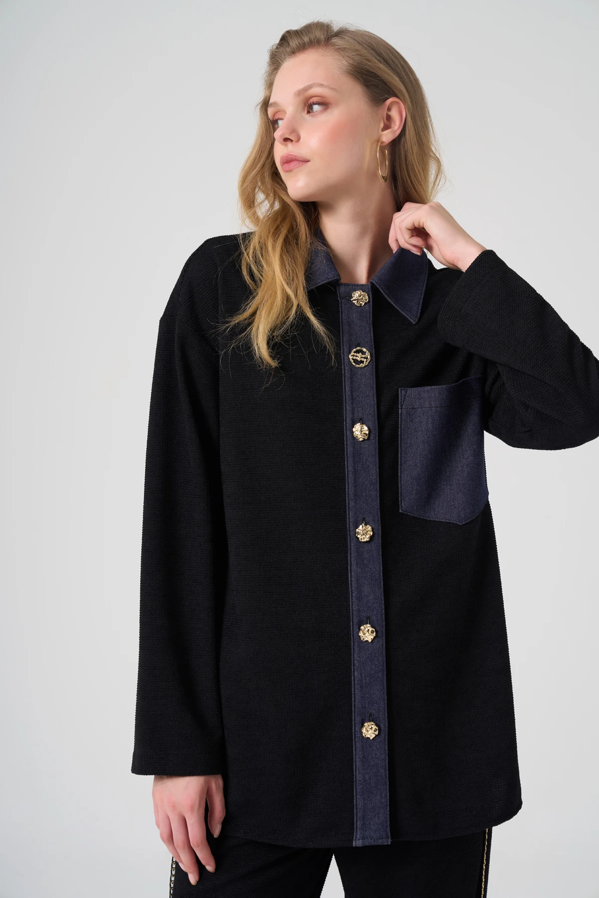 TEK CEPLİ SİYAH GÖMLEK