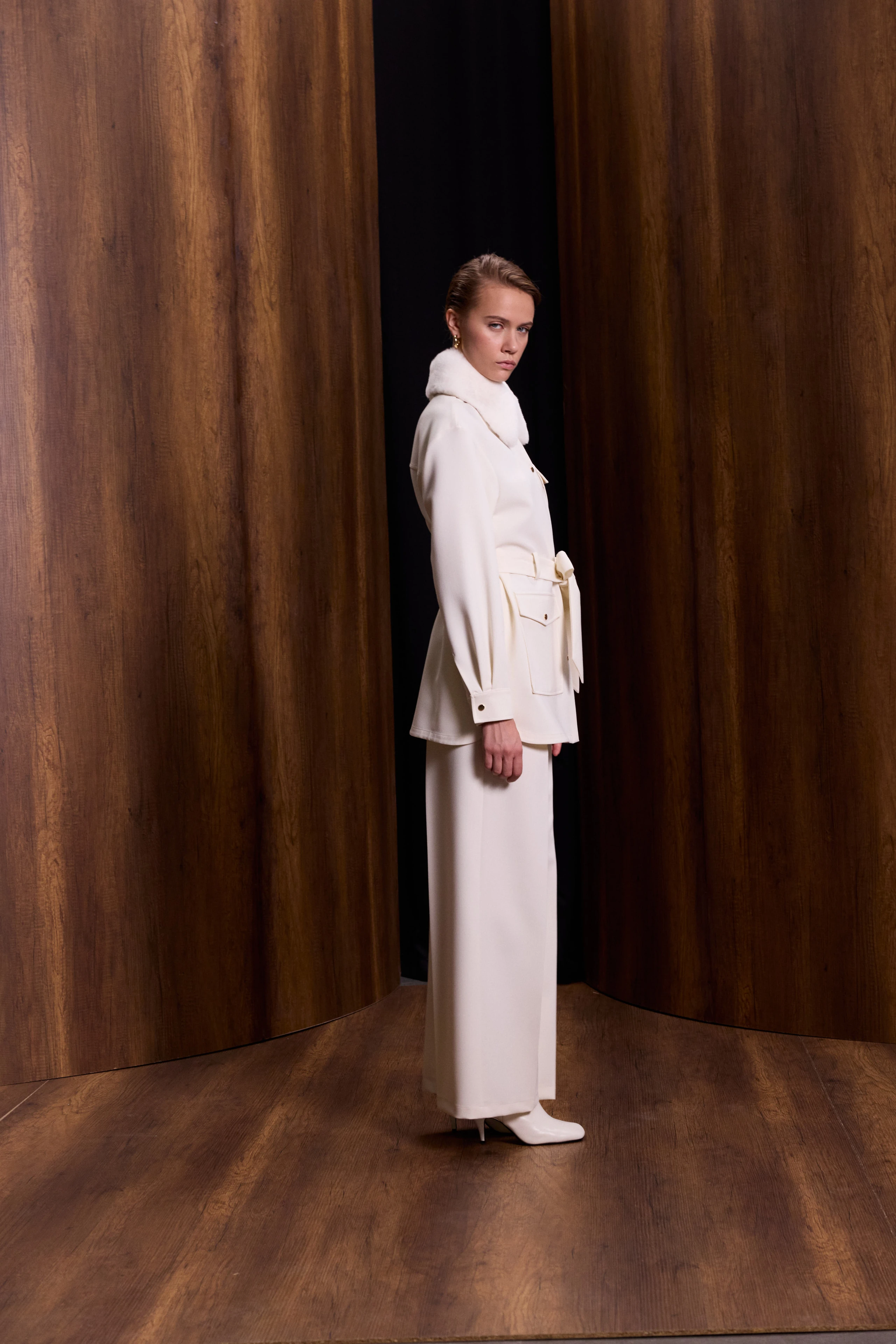 Yakası Kürklü Meira Ceketli Takım