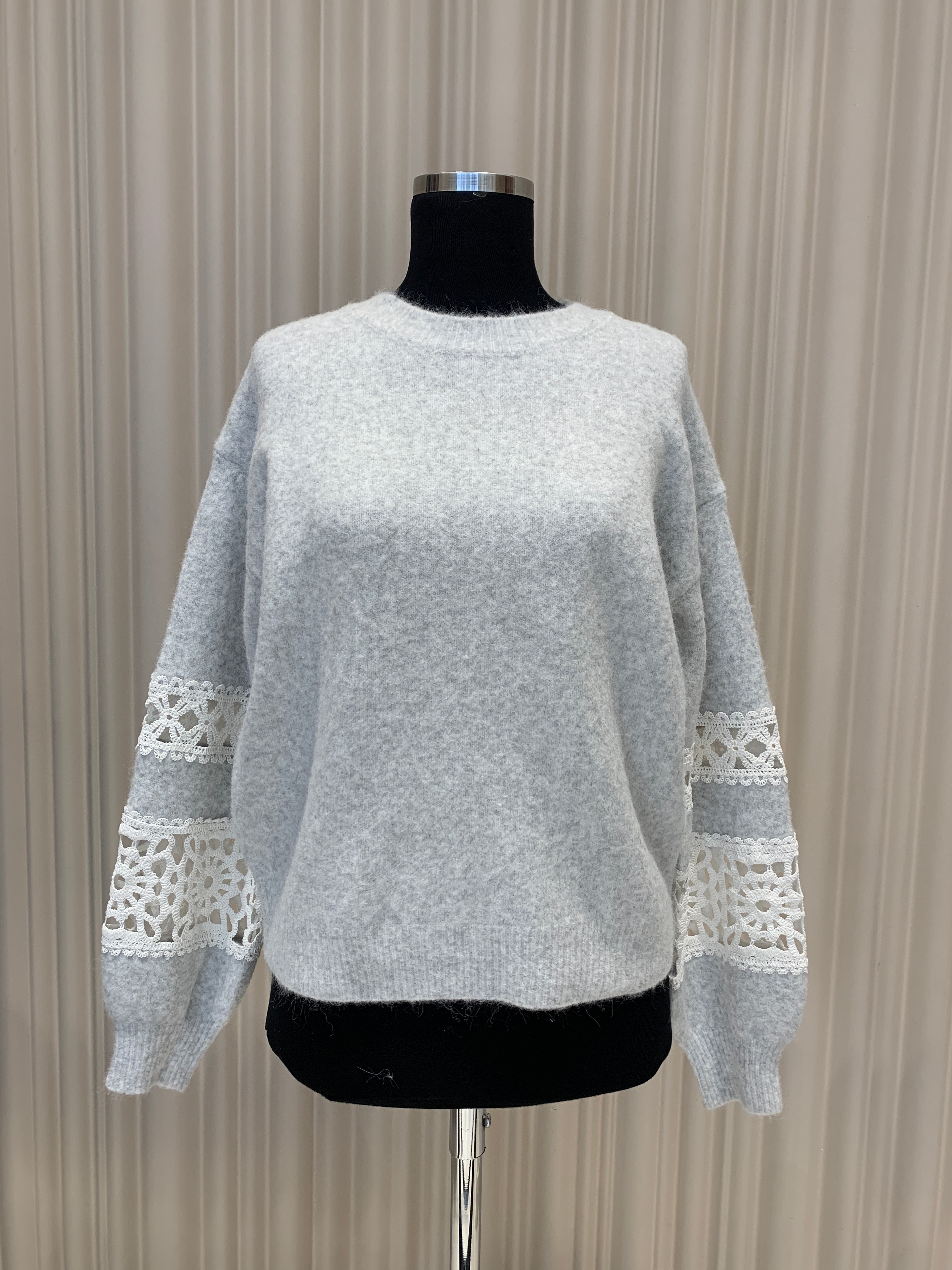 KOLLARI DANTEL İŞLEMELİ KAZAK