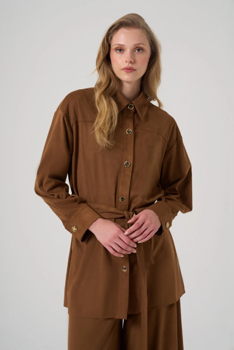 KOLLARI DÜĞME DETAY TABA GÖMLEK 