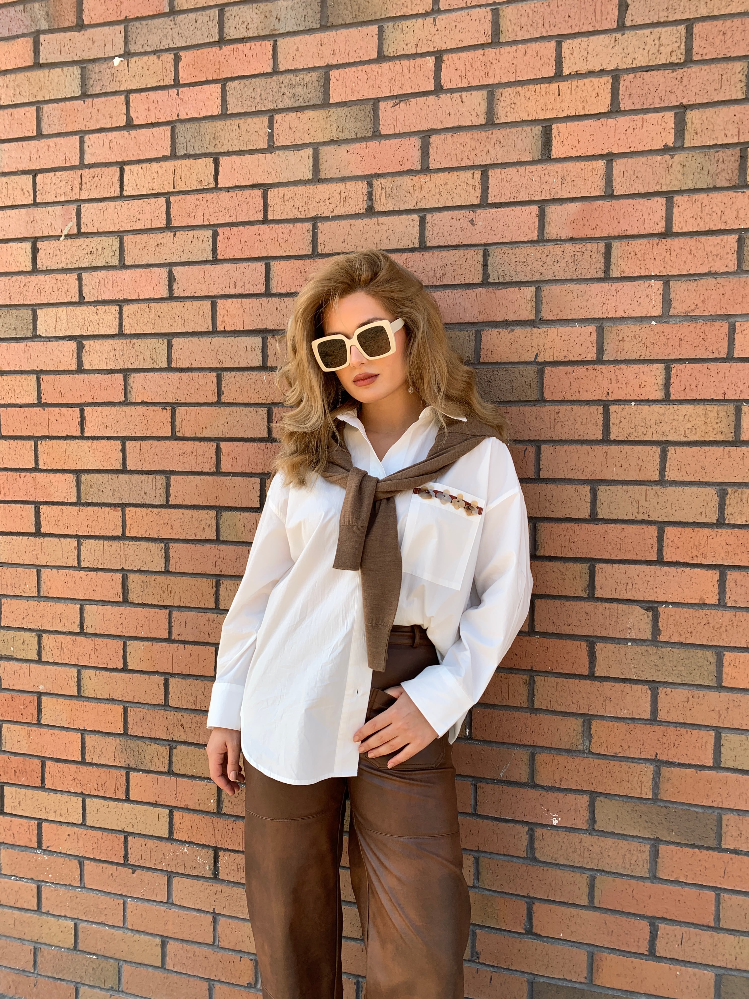 KAHVE PUL DETAYLI GÖMLEK