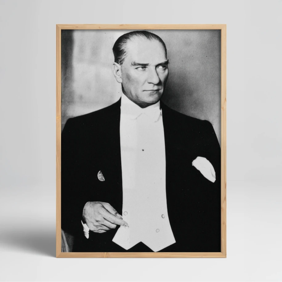 Atatürk Beyaz Papyonlu Portre Poster Siyah Beyaz Asil Duruş