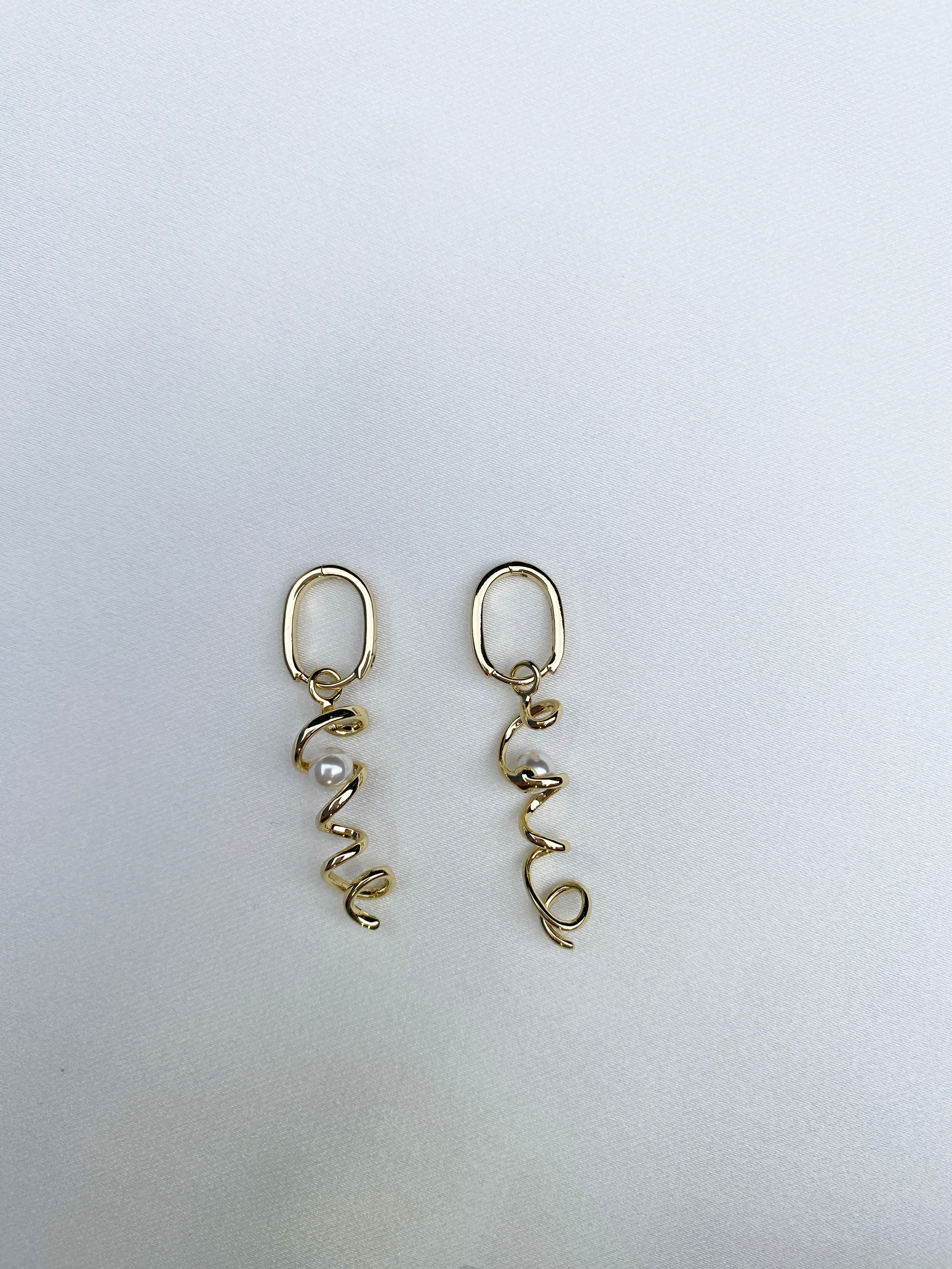 Gold Love Yazılı Küpe