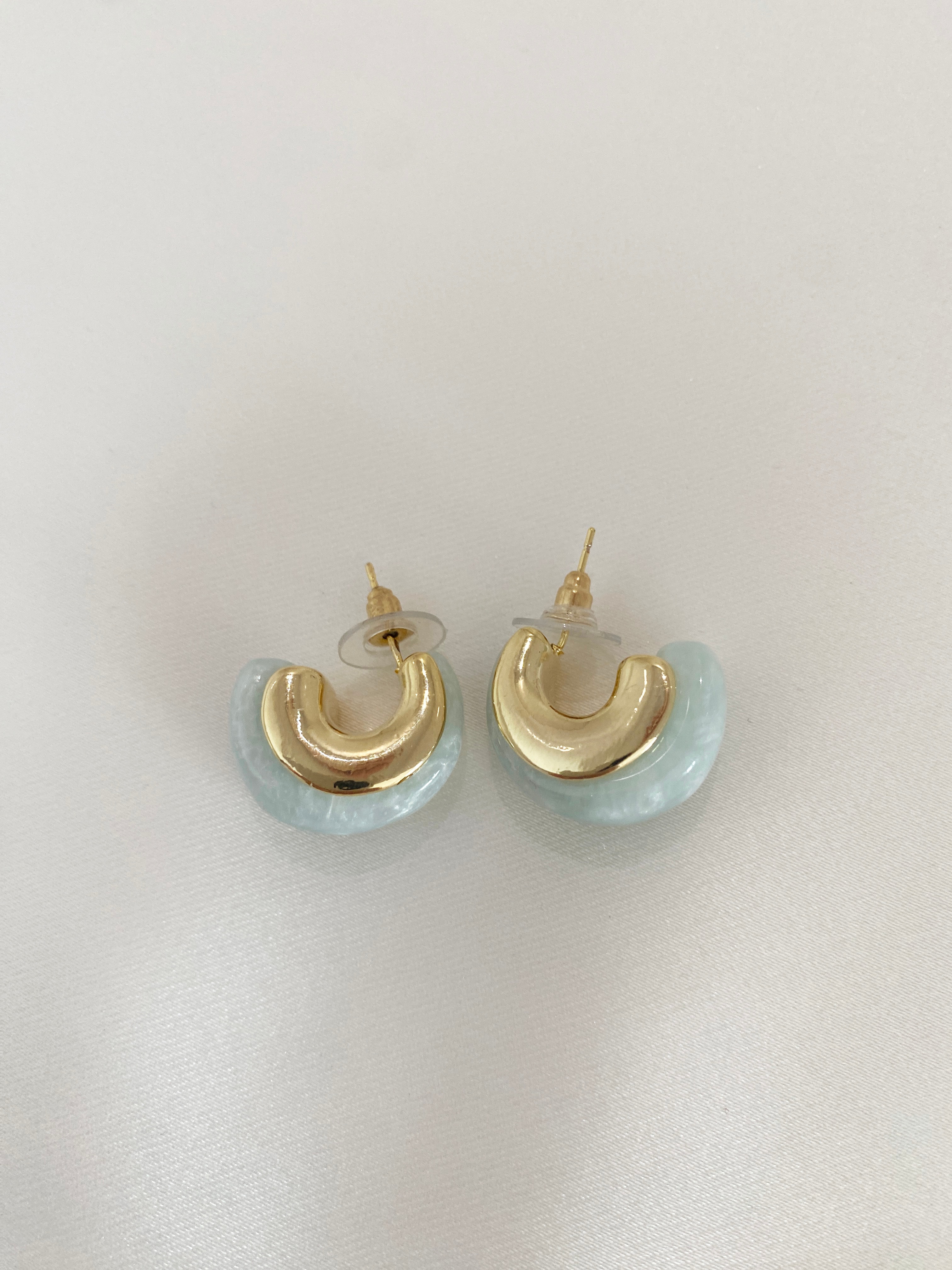 Mavi Akrilik Gold Detaylı Küpe