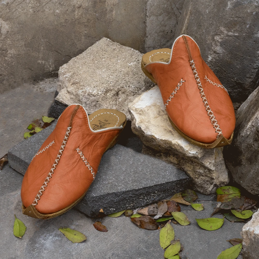 Saraçlı Burunlu Kadın Terlik - Kahverengi