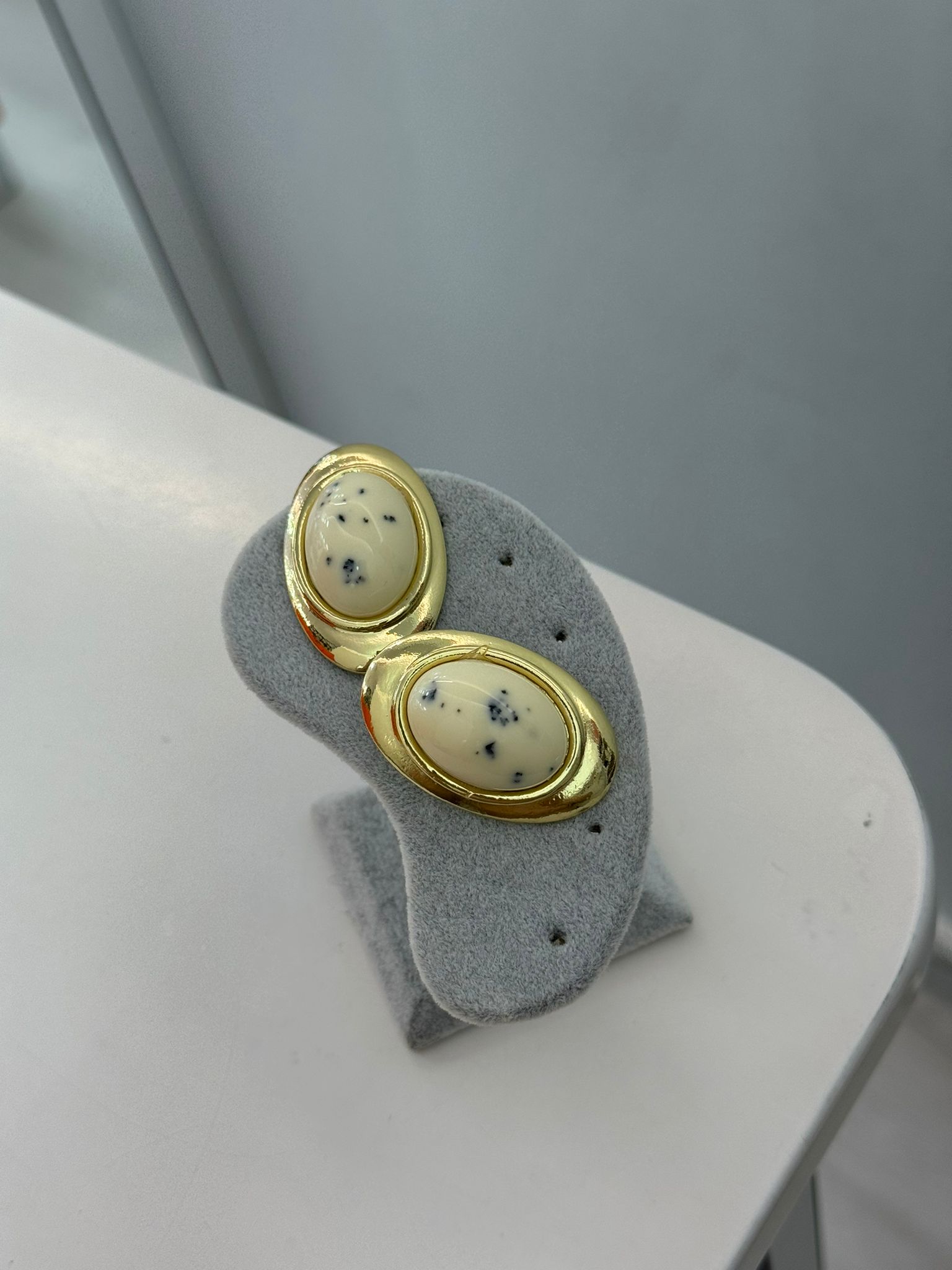 Beyaz Detaylı Marka Küpe