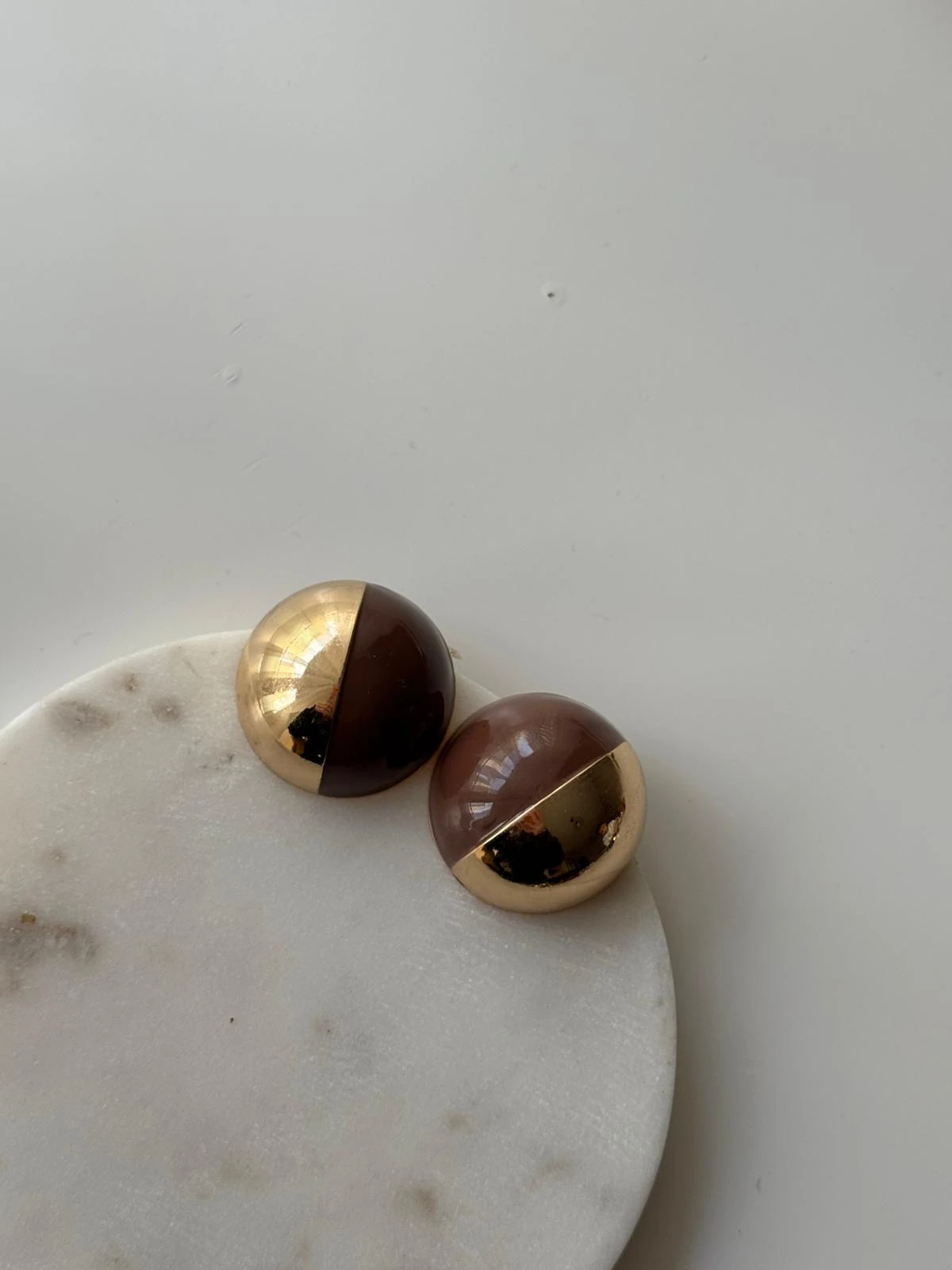 Kahverengi Top Küpe