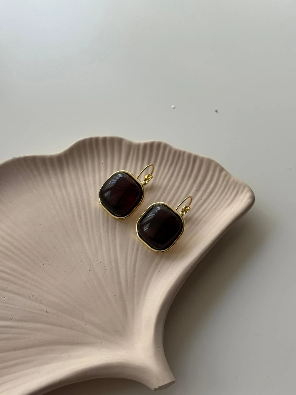 Kahverengi Marka Küpe