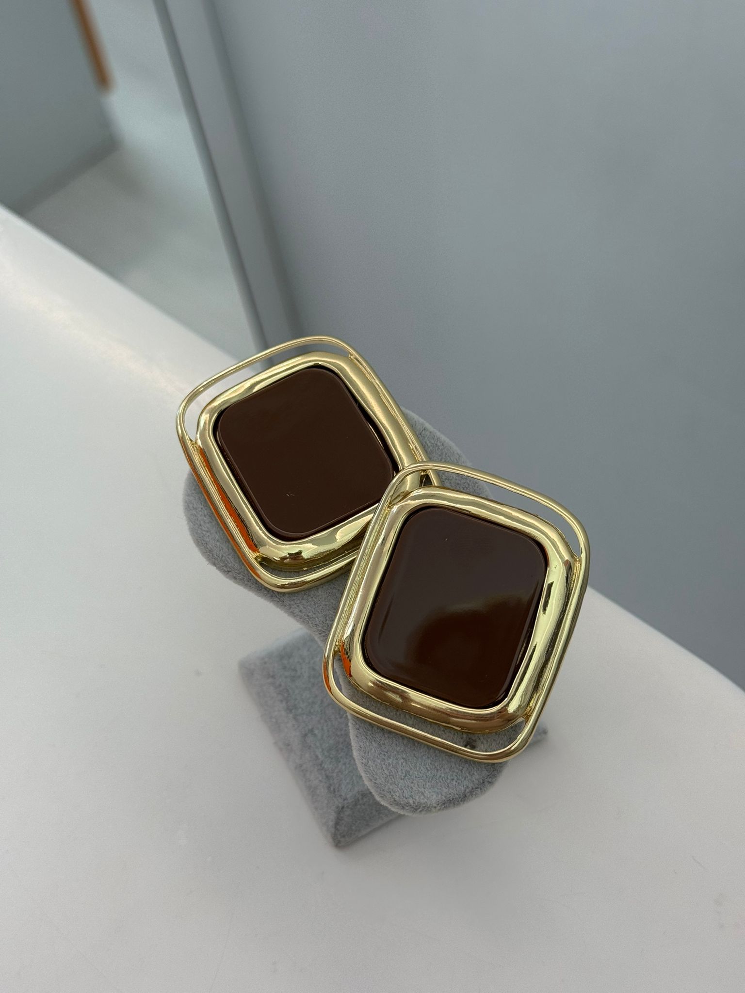 Kahverengi Marka Küpe