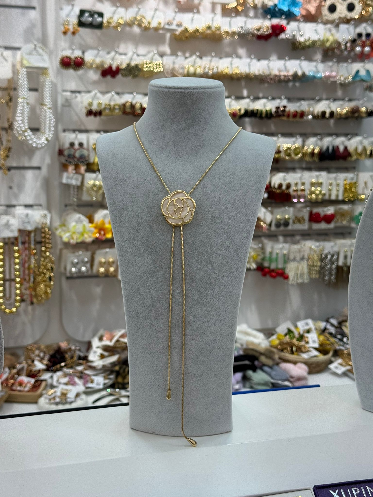 Sedefli Gül Detaylı asansörlü Kolye