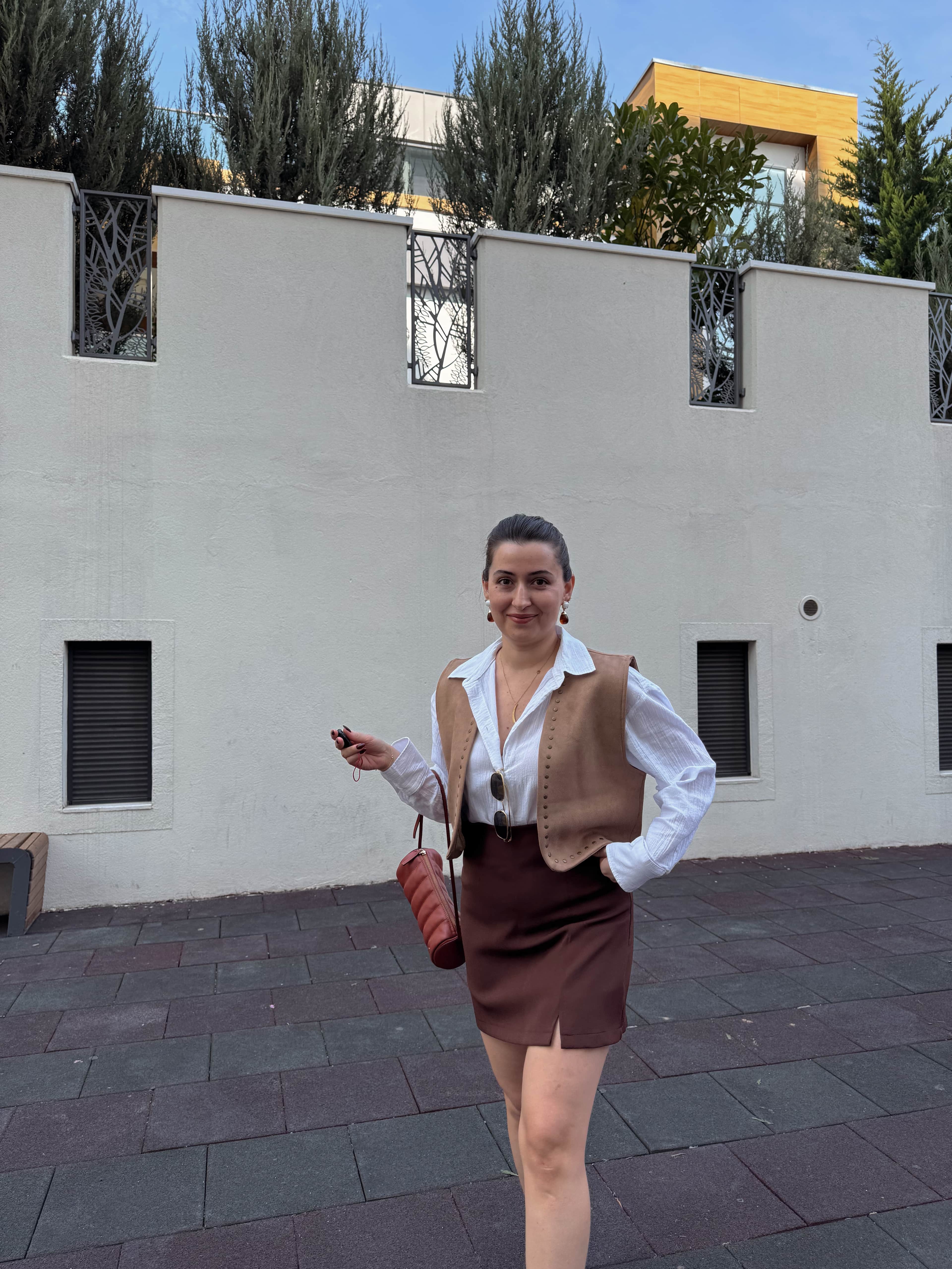 Süet zımbalı yelek