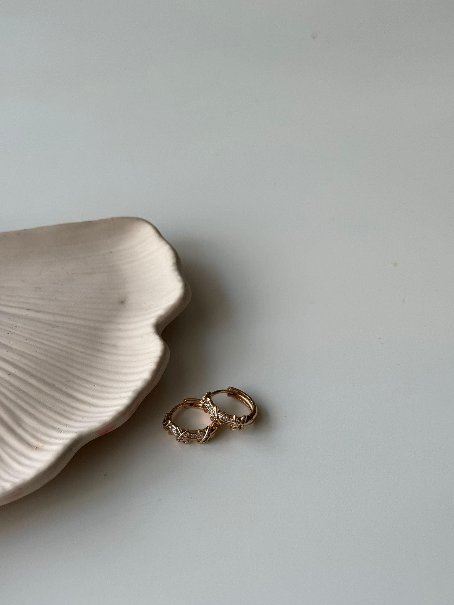 Çarpı Detaylı Çelik Halka Küpe