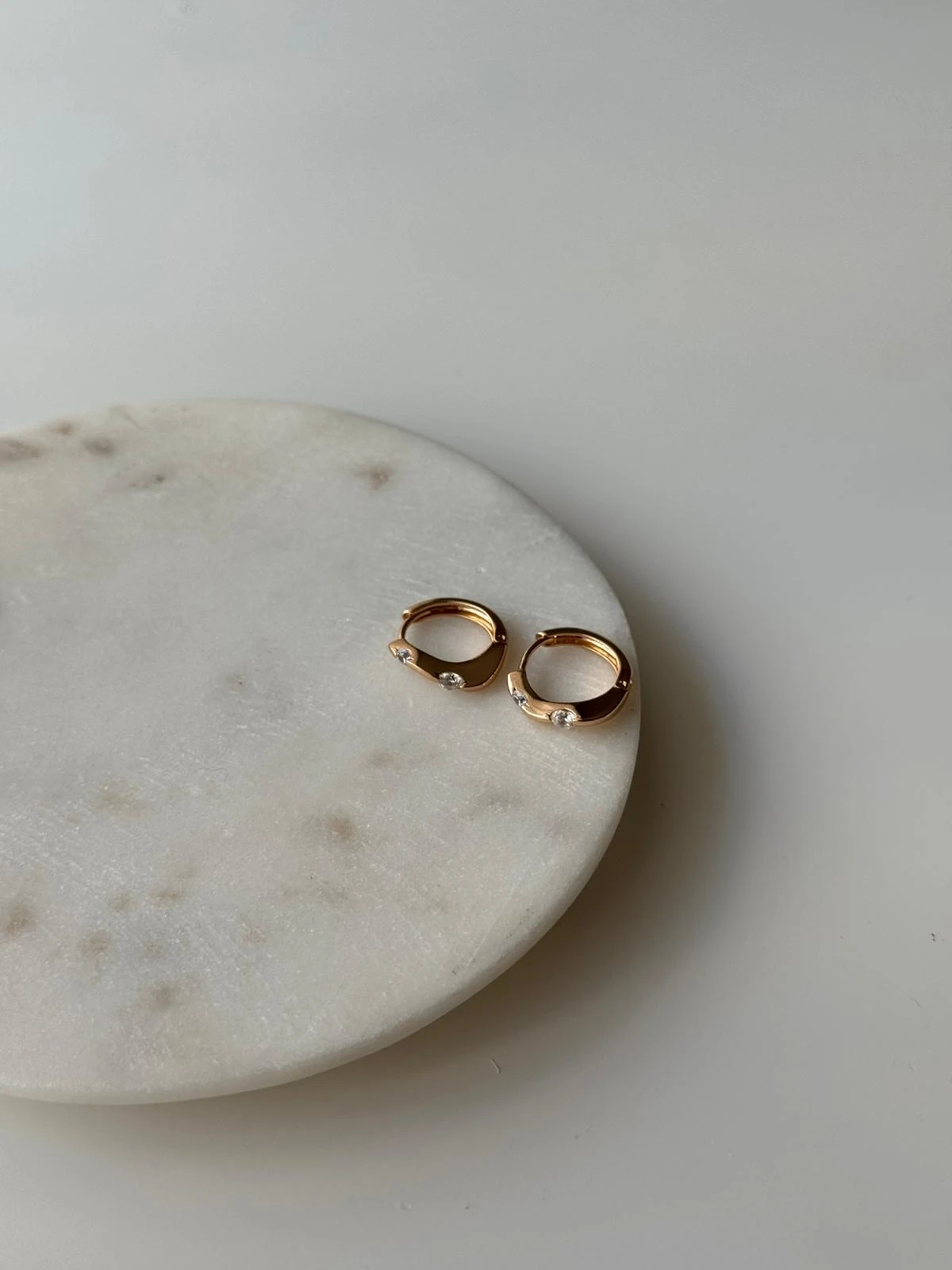 Kıvrımlı Taşlı Çelik Küpe