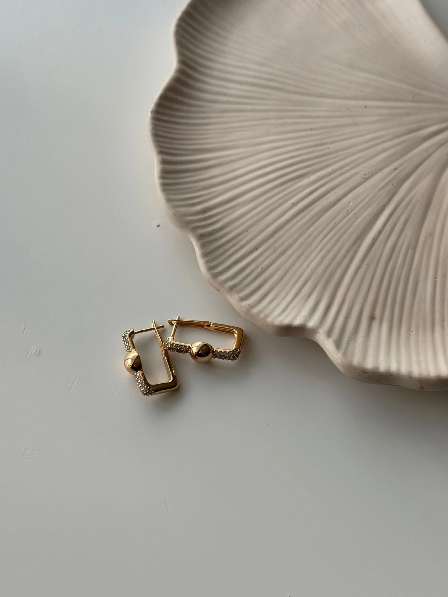 Top Detaylı Kare Çelik Küpe