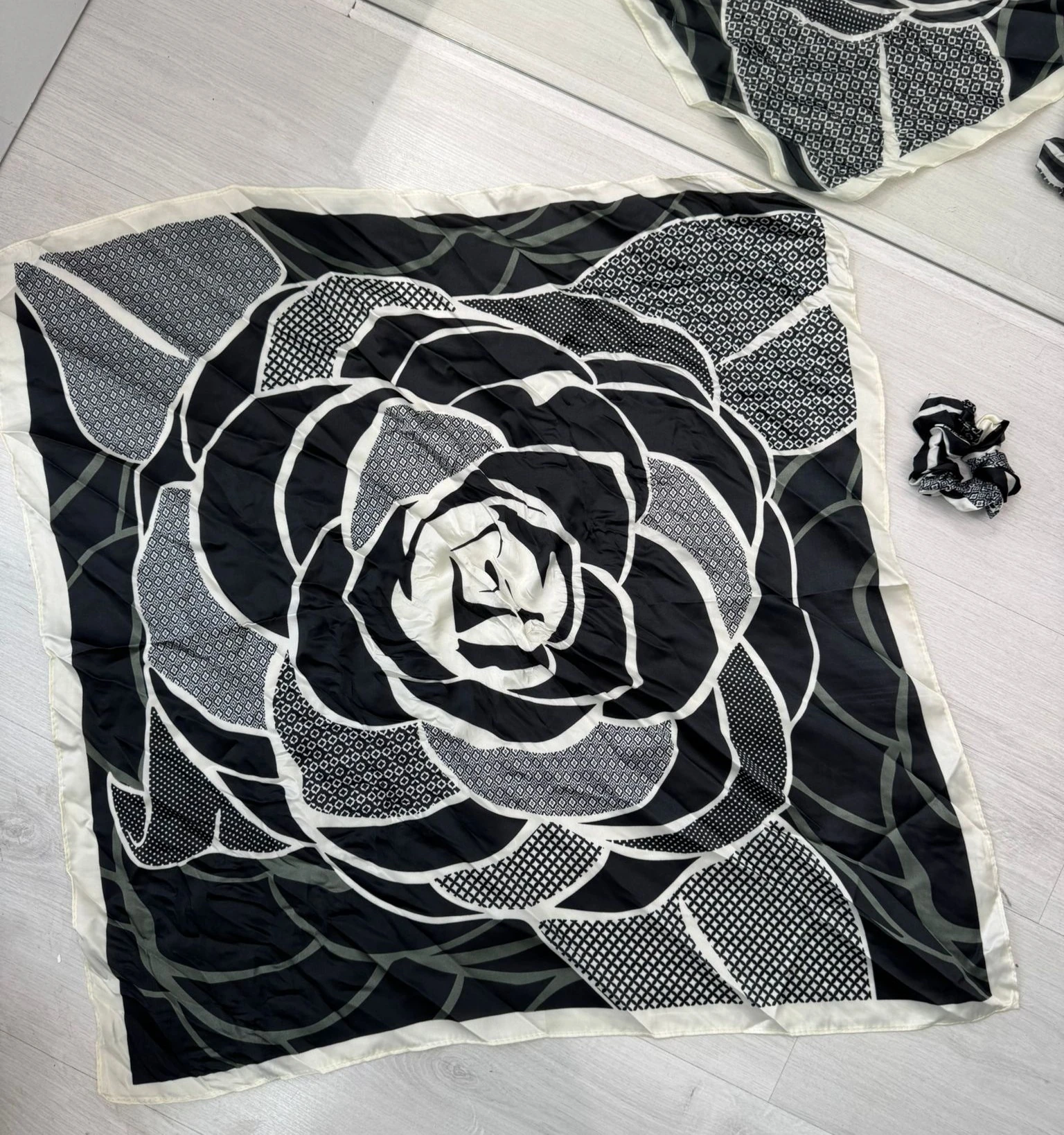 Lastik Toka Ve Fular Seti 70*70