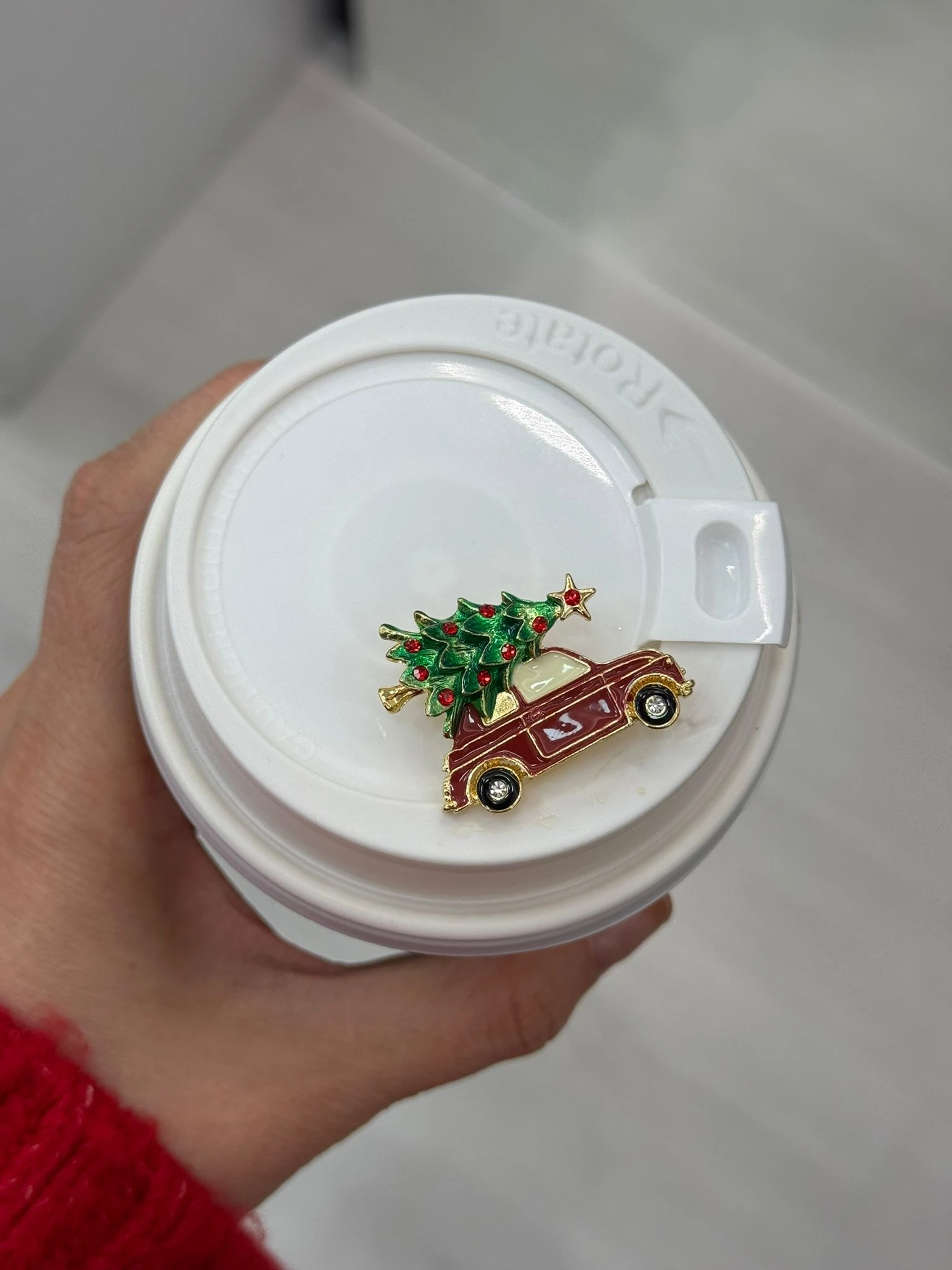 Çam Ağacı Taşıyan Araba Broş 