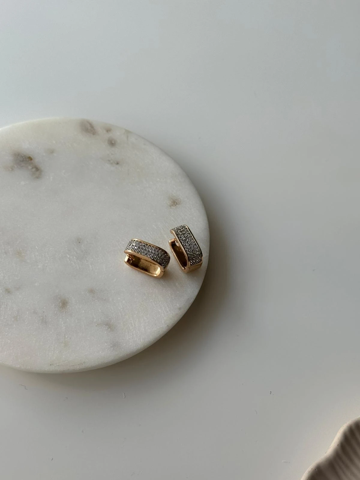 Taşlı Kare Halka Küpe