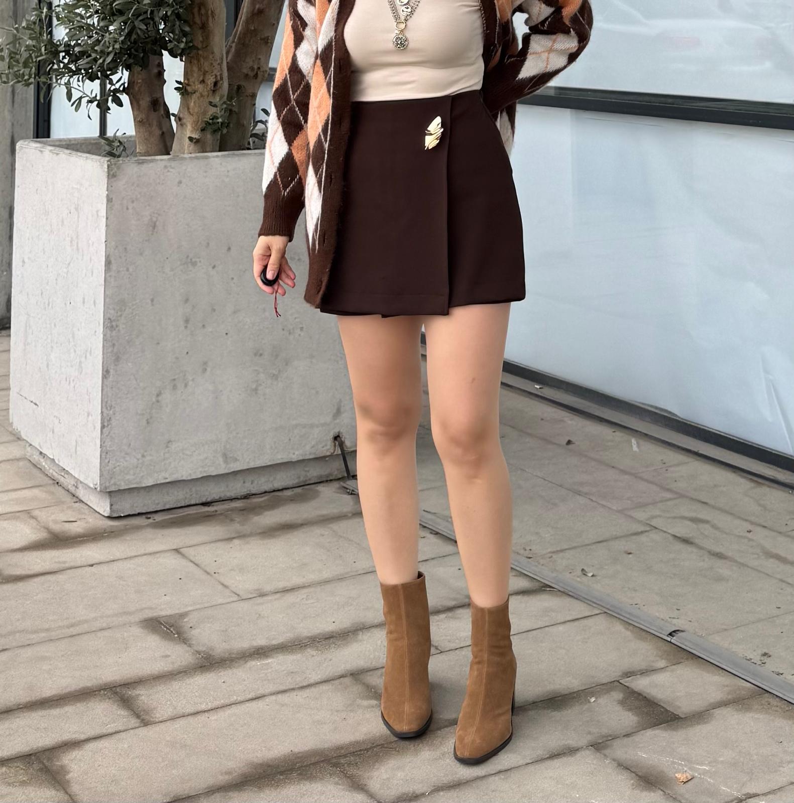 Aksesuar Detaylı Şort Etek