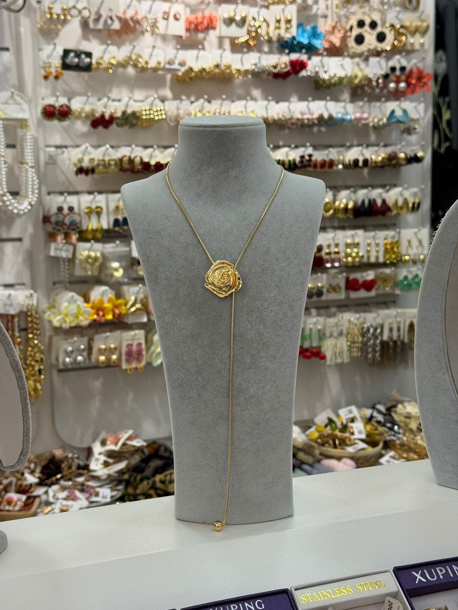 Gül Detaylı asansörlü Kolye