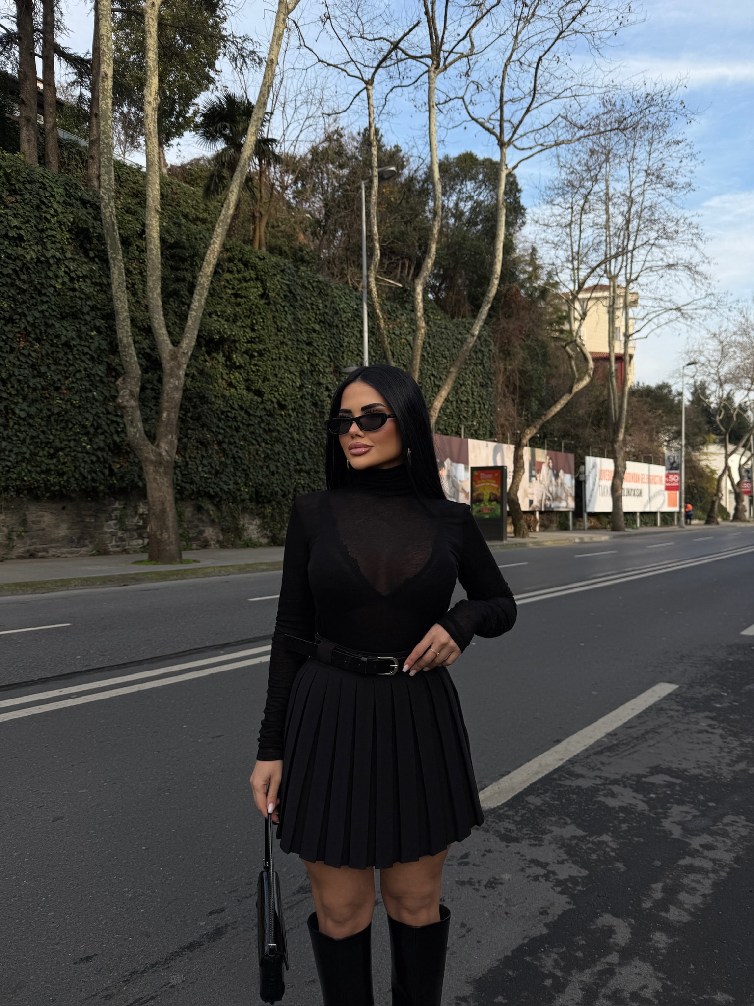 تنورة قصيرة مطوي