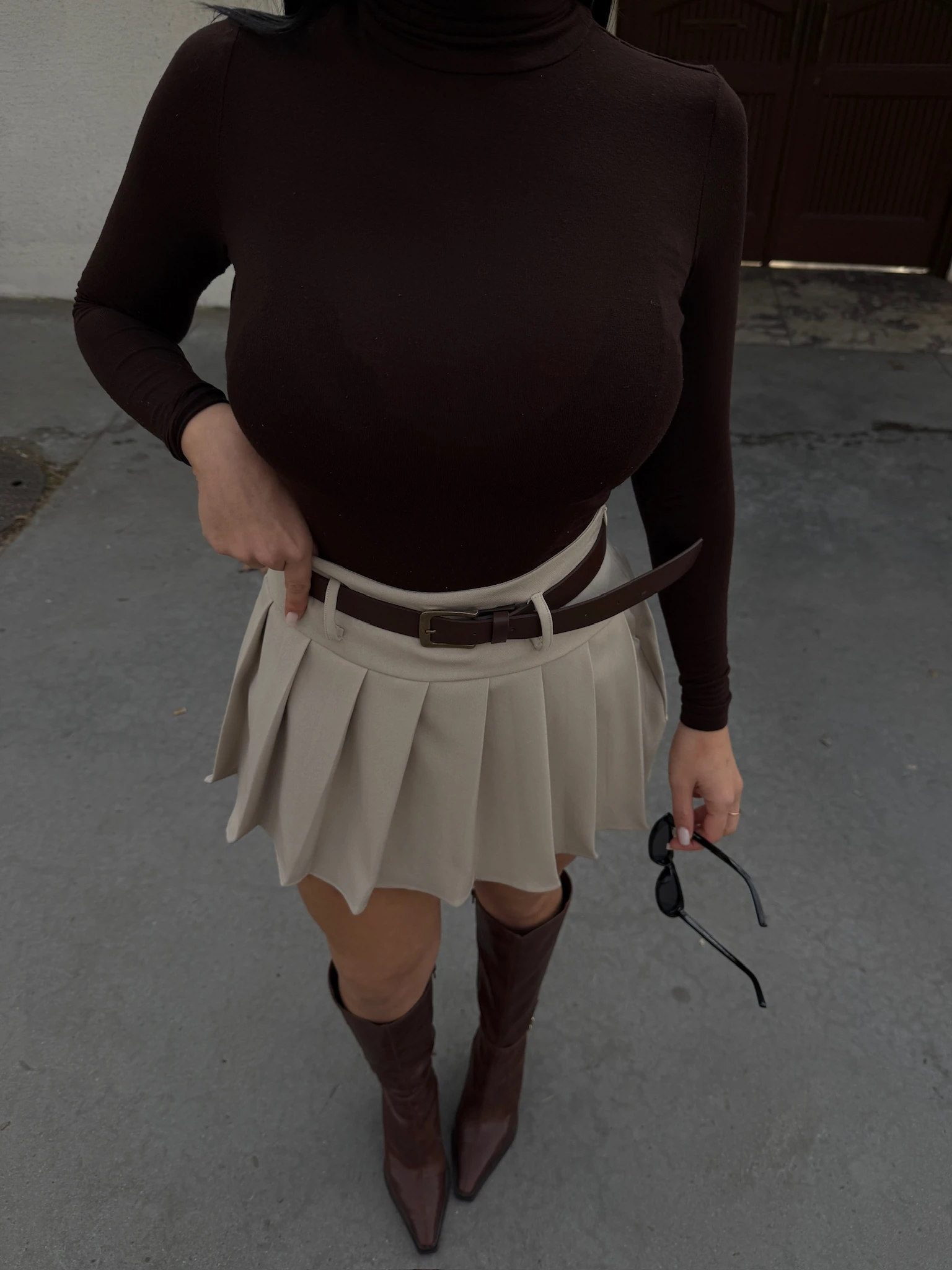 تنورة قصيرة مطوية