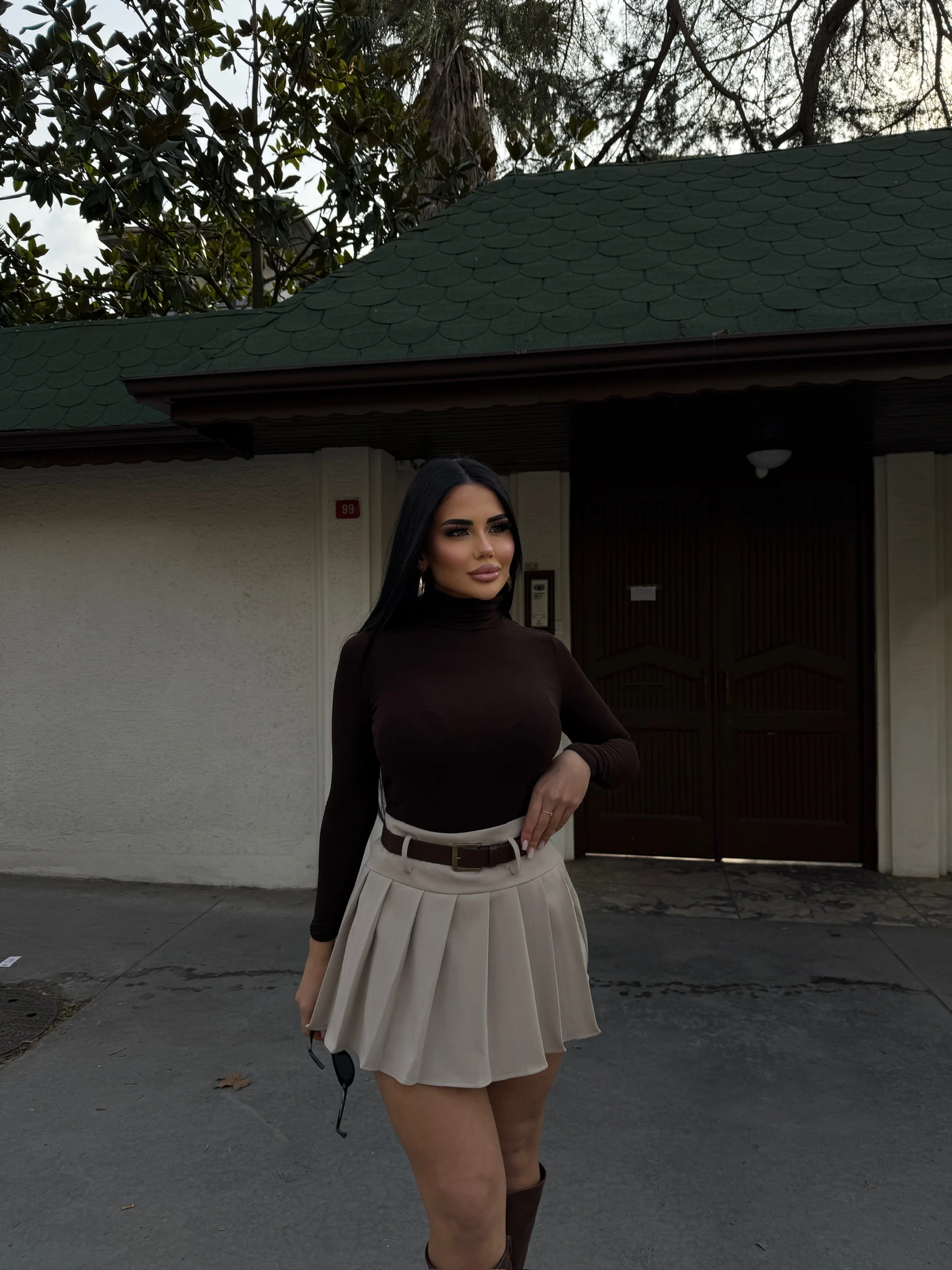 تنورة قصيرة مطوية