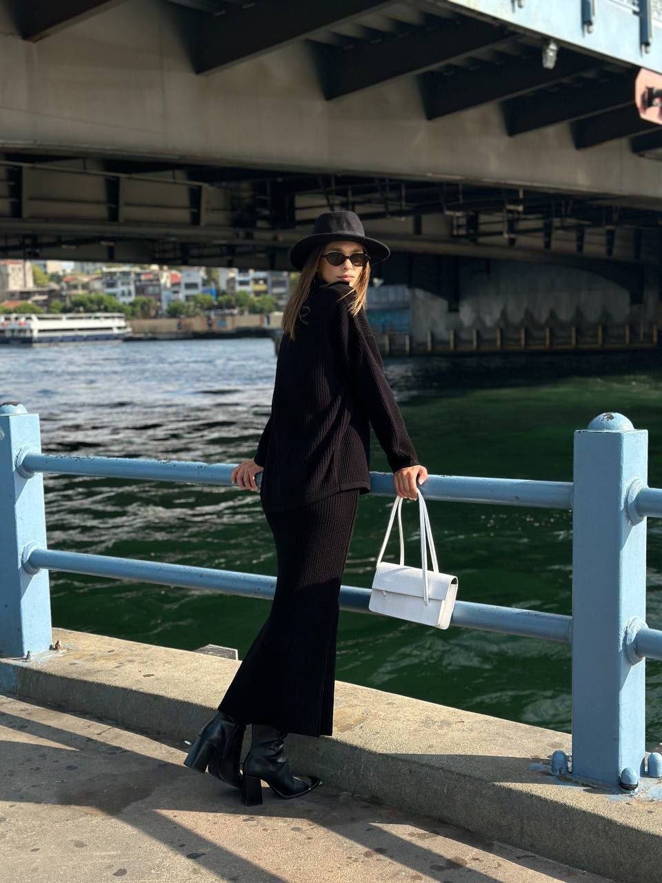 KNITWEAR SUIT WITH SIX BUTTONS AND SKIRT SUIT