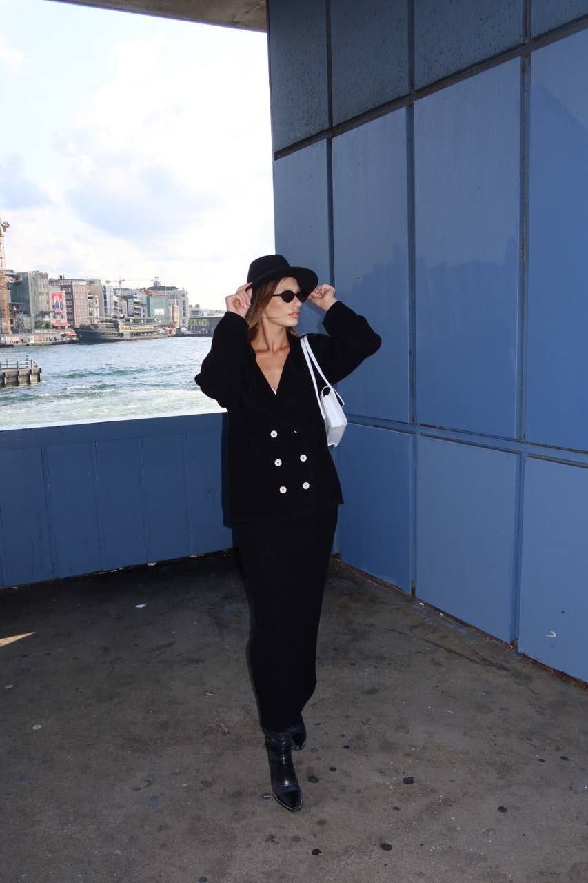 KNITWEAR SUIT WITH SIX BUTTONS AND SKIRT SUIT
