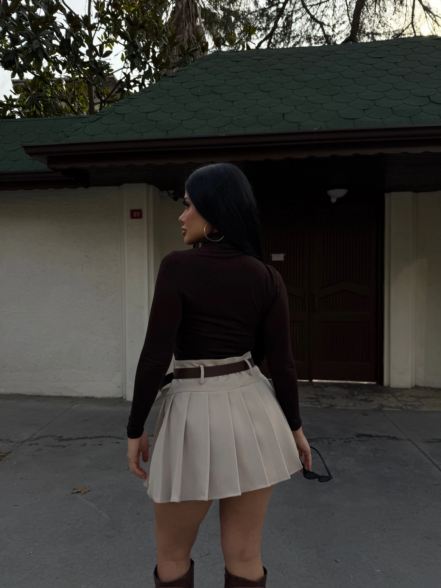 تنورة قصيرة مطوية