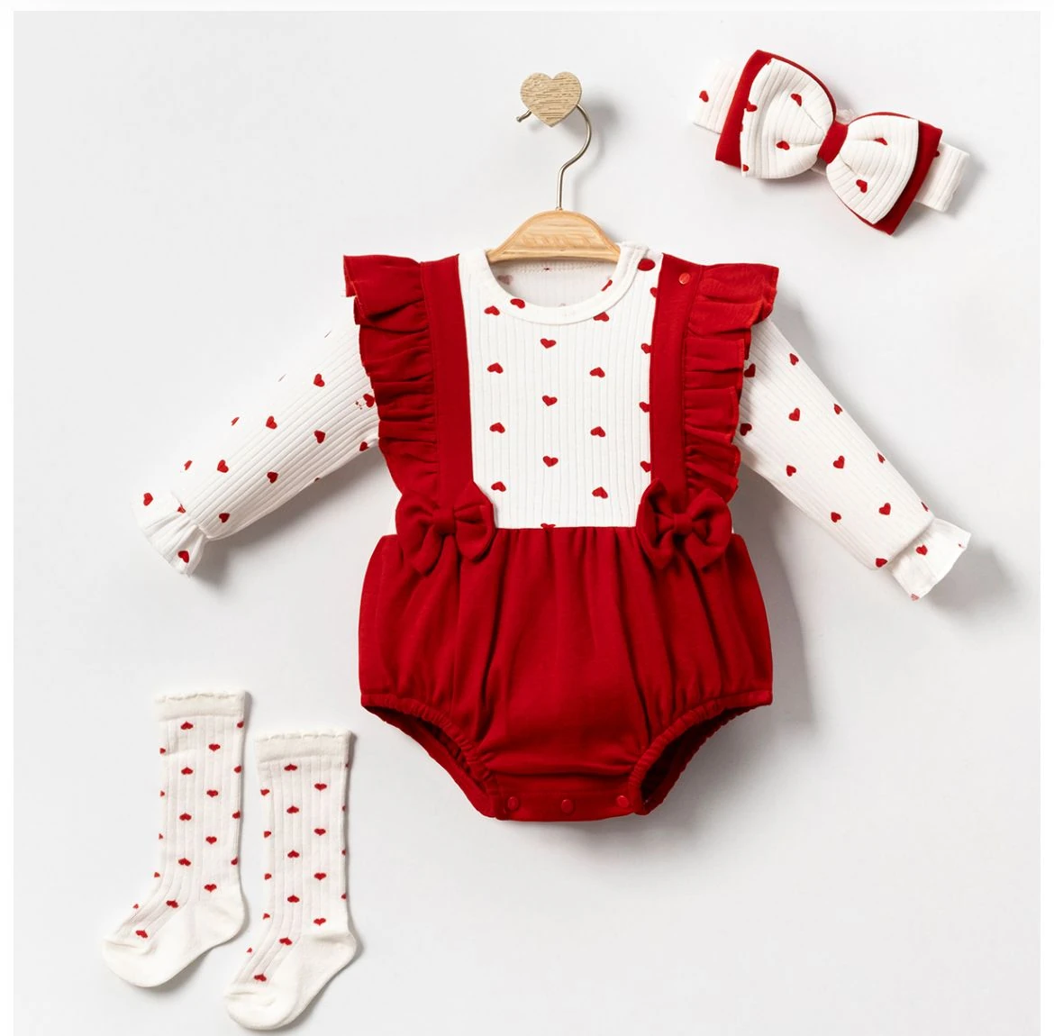 Kız Bebek Pamuklu Kalpli Çoraplı Bandanalı Romper - Kırmızı
