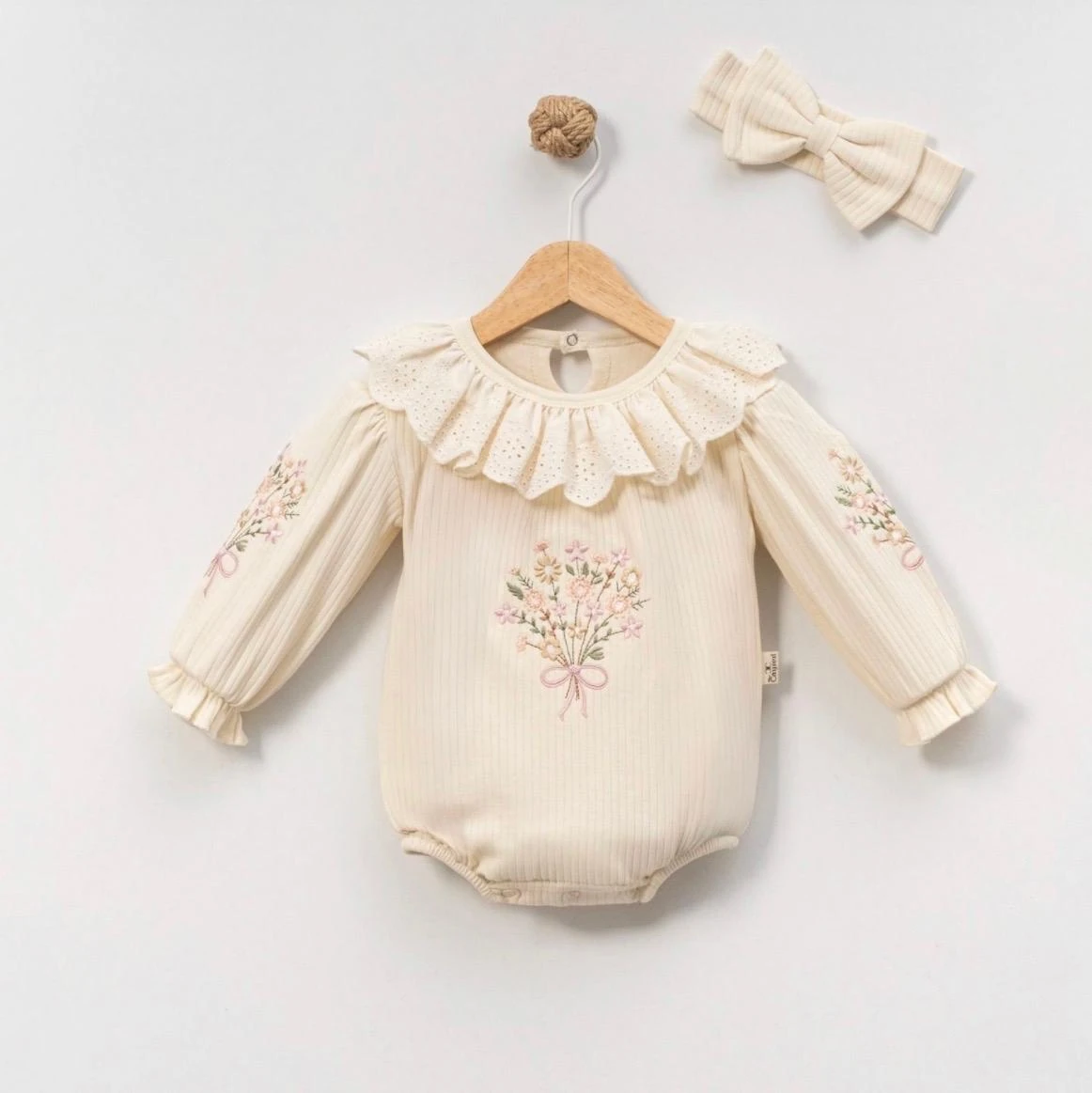 Kız Bebek Pamuklu Yakası Fisto Detaylı Kol Çiçek İşlemeli Romper - Krem