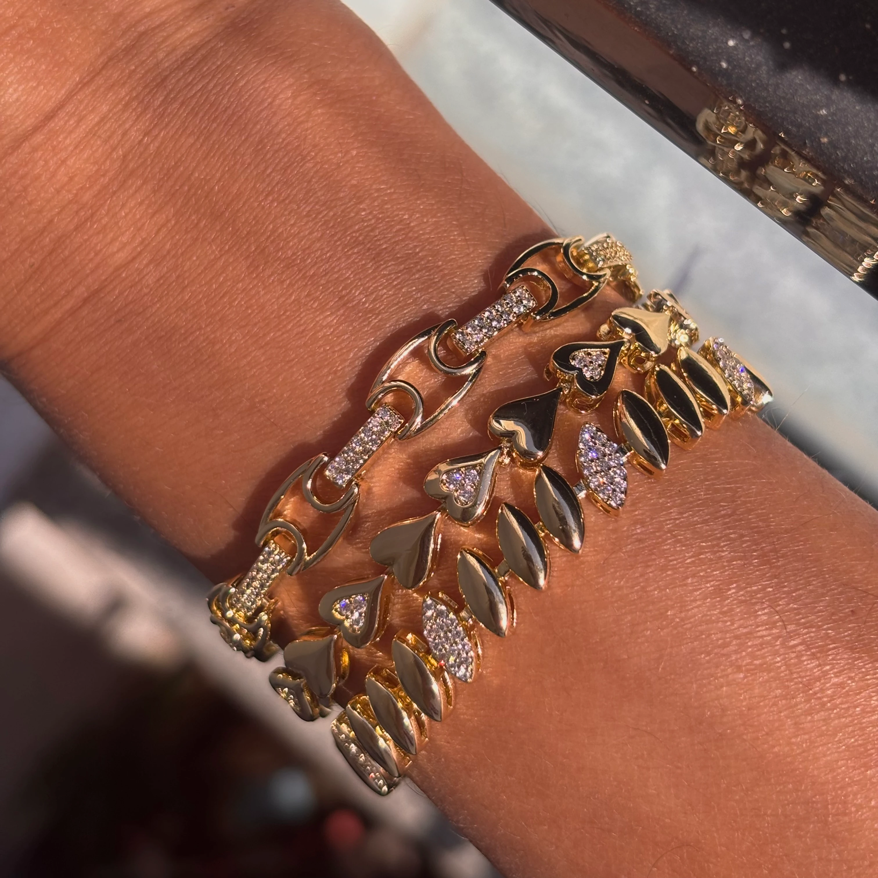 14K altın kaplama kalpli sıralı bileklik (ortadaki)