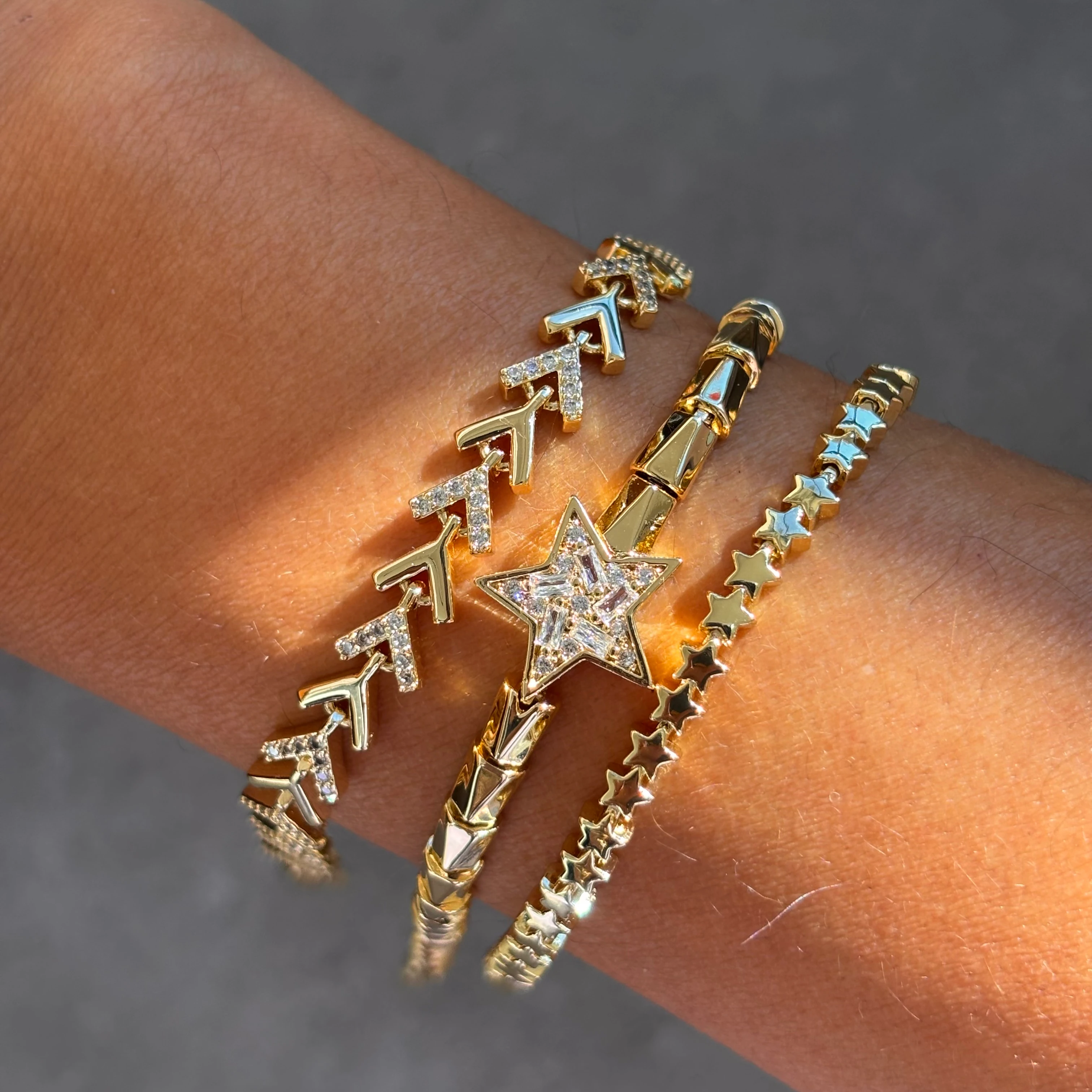 Vip taşlı yıldız bileklik (ortadaki)