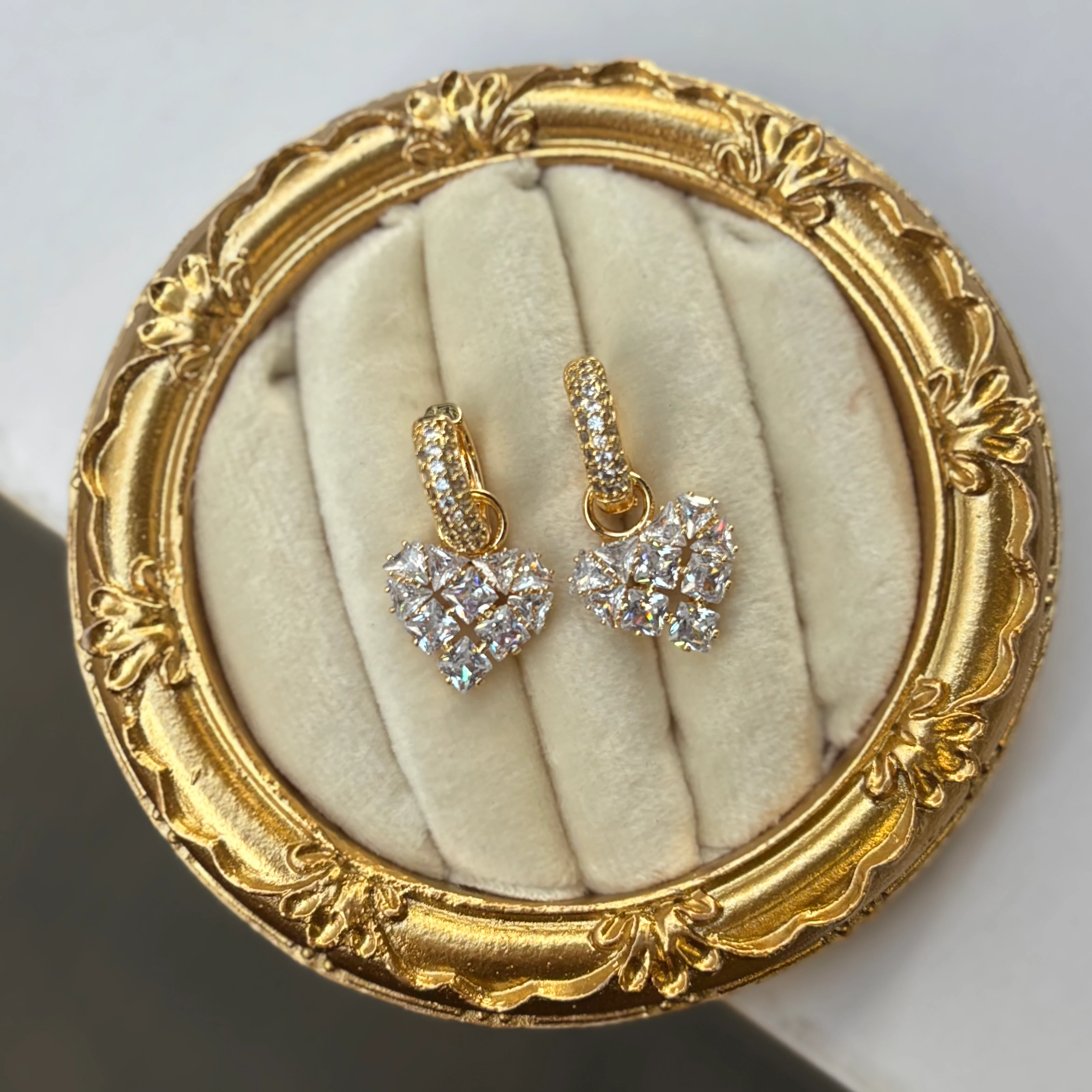 Vip kırık taşlı kalp küpe