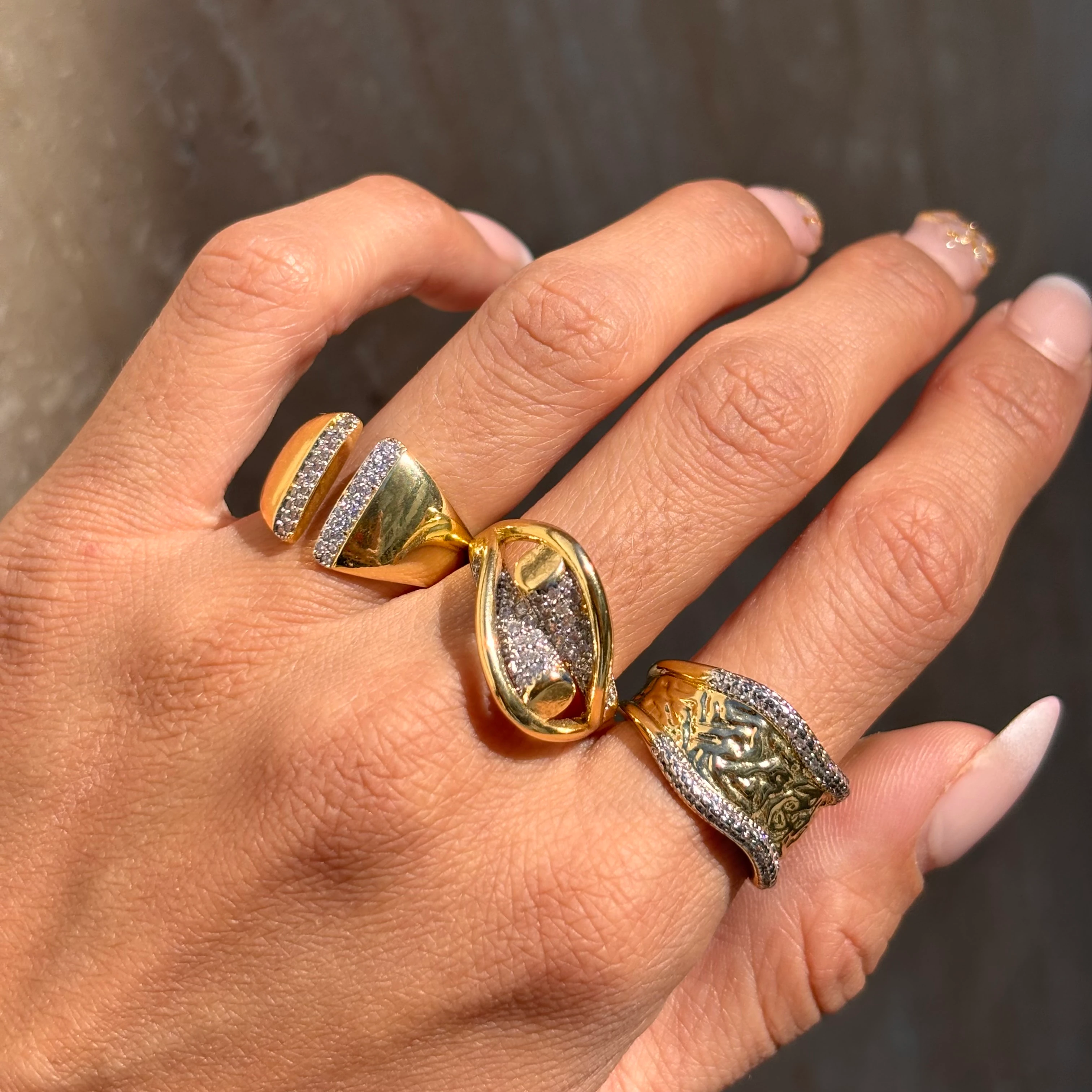 Vip sarmal yüzük (orta parmaktaki)