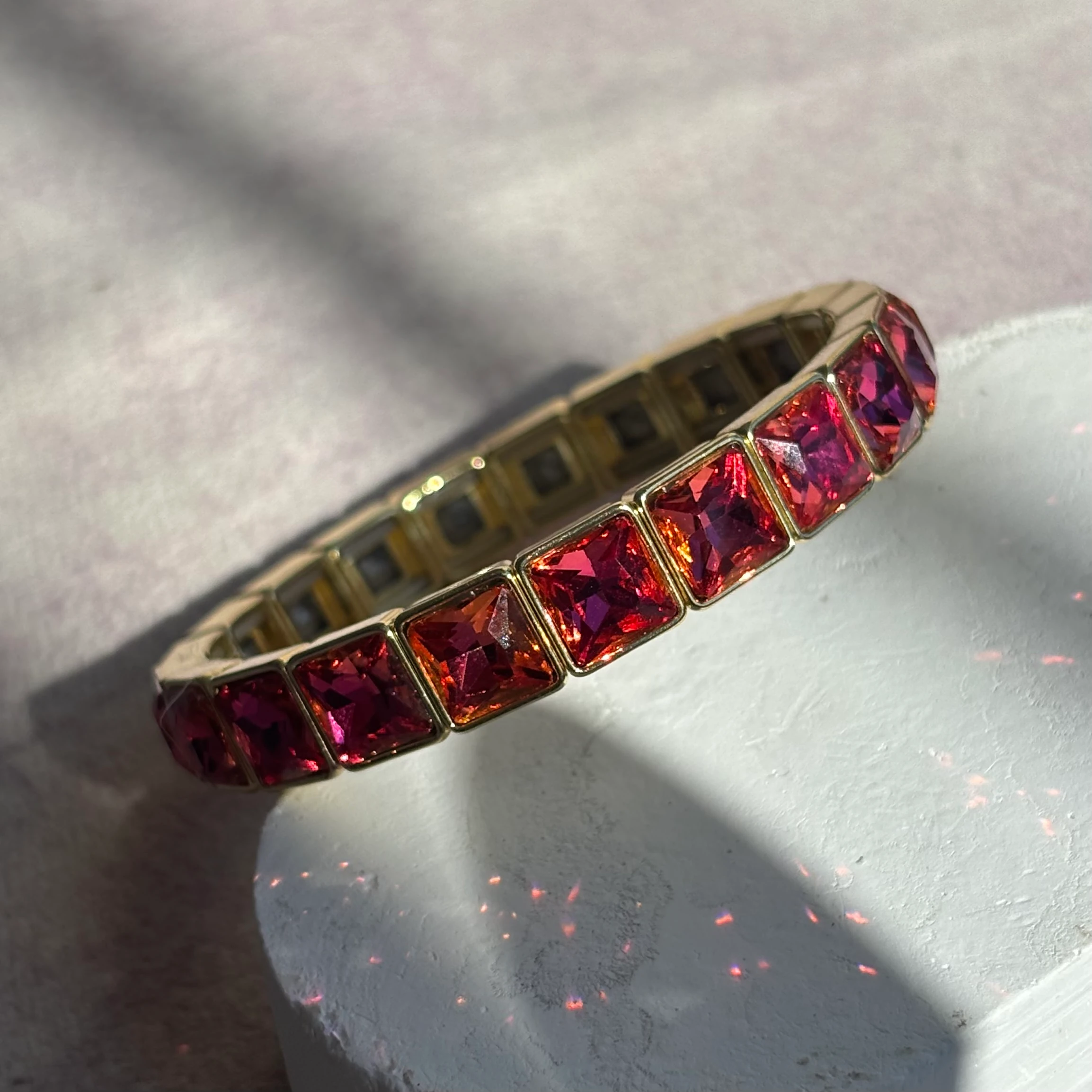 Pembe parlak taşlı lastikli bileklik