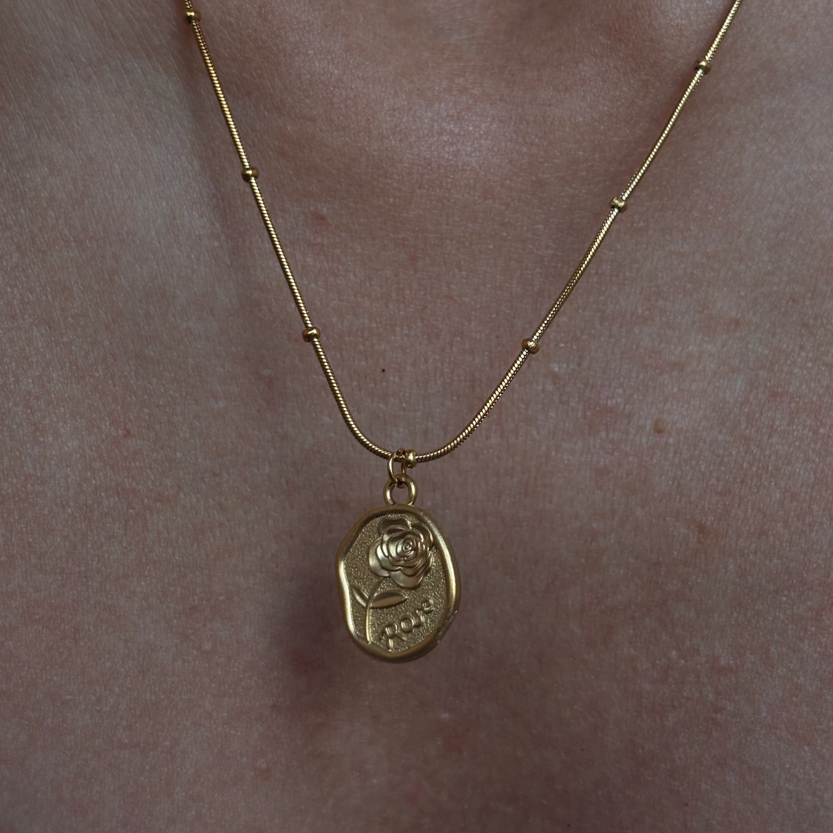 Çelik gold vintage gül kolye