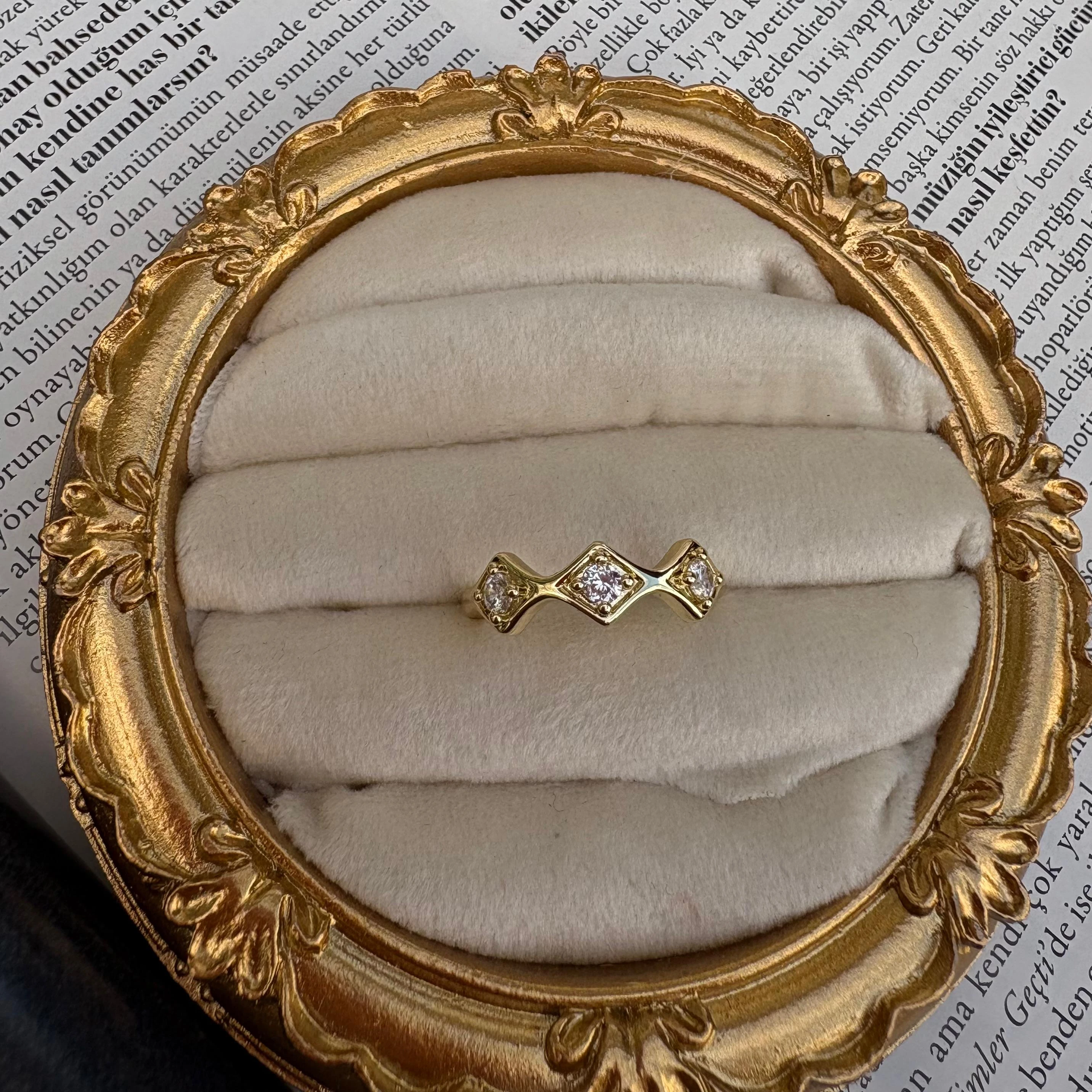 Vip Gold Taşlı Dikdörtgen  Yüzük