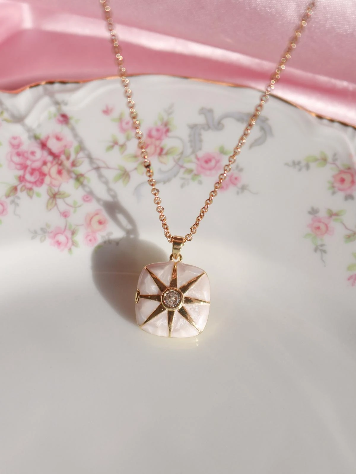 White Sun Glow Kişiye Özel Fotoğraflı Kapaklı Kolye