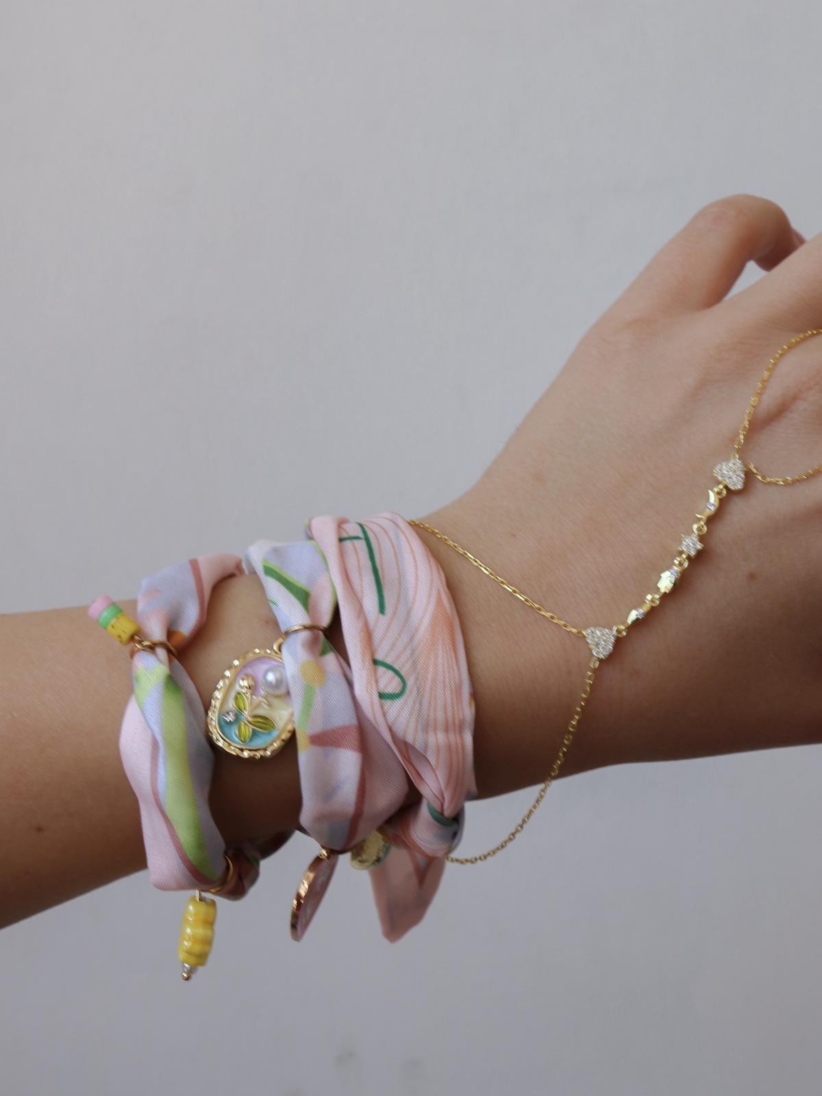 Pembe Çiçekli Fular Çelik Charm Kolye