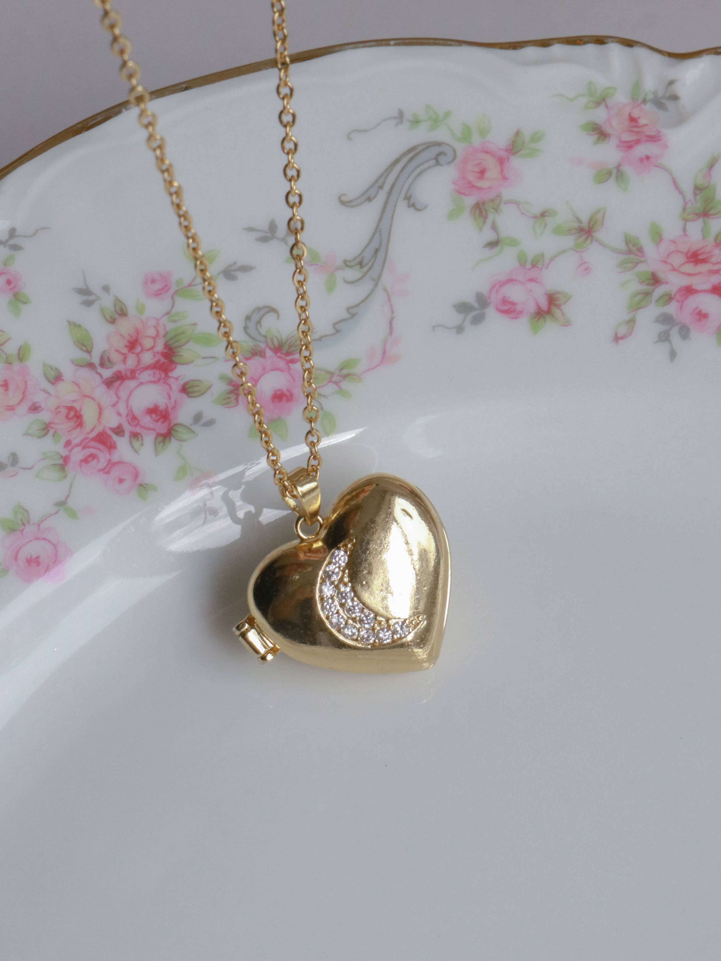 Heart Under the Moon Kişiye Özel Fotoğraflı Kapaklı Kolye