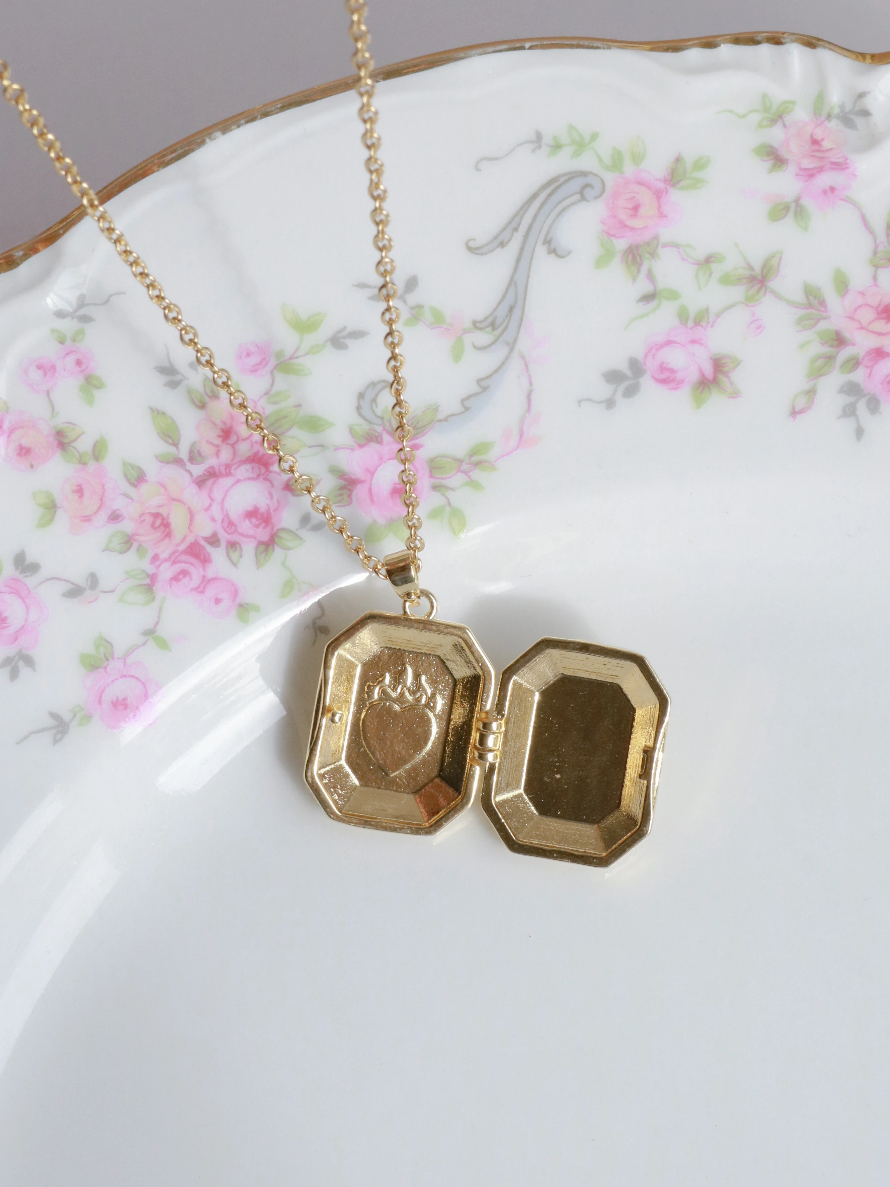 Pink Heart's On Fire Kişiye Özel Fotoğraflı Kapaklı Kolye