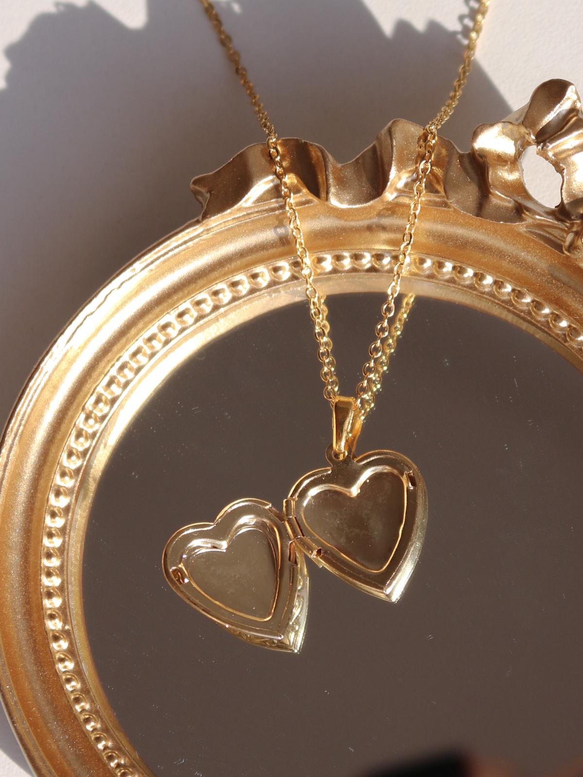 Red Heart Glow Kişiye Özel Fotoğraflı Kapaklı Kolye