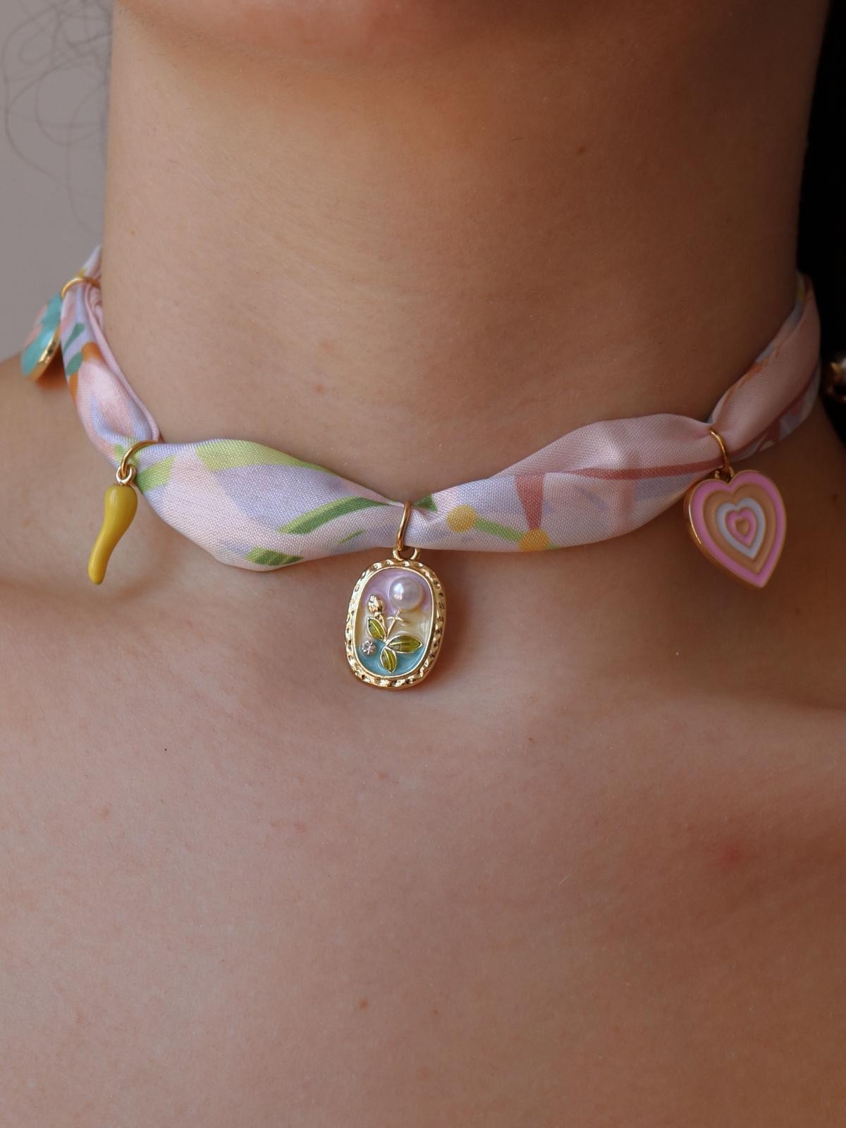 Pembe Çiçekli Fular Çelik Charm Kolye